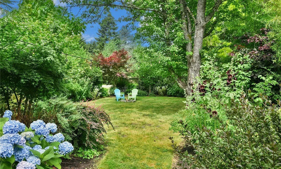 Summertime Blues | A Collection of My Favorite Backyards