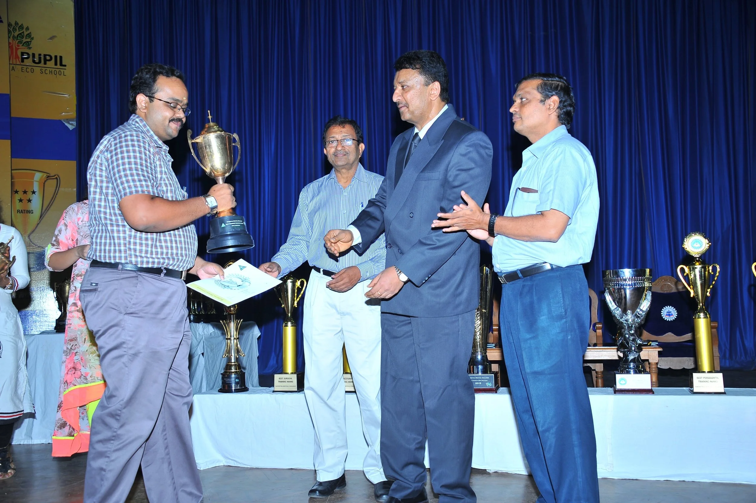 Dr.Vivek Narayan getting the ‘Best Teacher’ award from Dr.S.M.Balaji