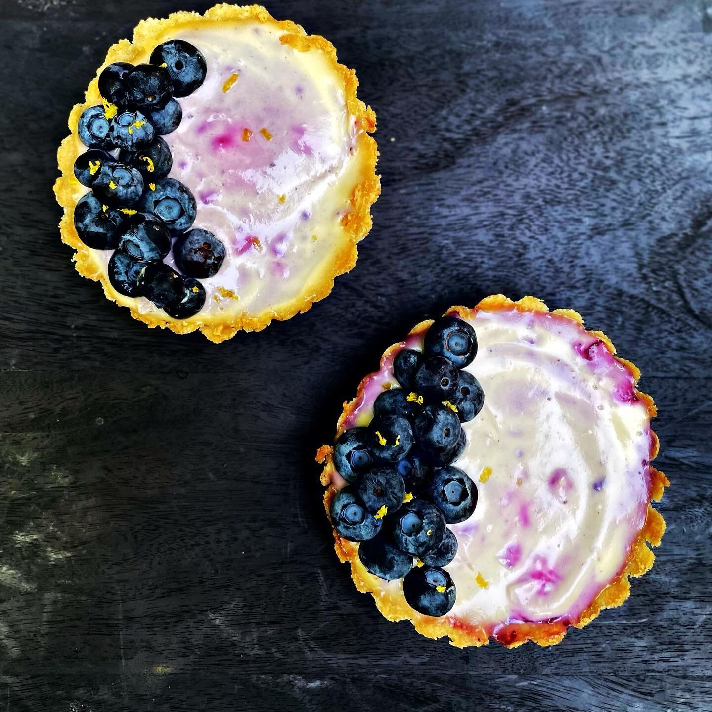 Moody tarts.
GF + DF
Shortbread crust + coconut curd + lemon cashew cream + blueberry jam 
.
.
I had different plans for these tarts&hellip;but man on man am I glad they didn&rsquo;t turn out the first time. Just did a little creative switch&hellip;.