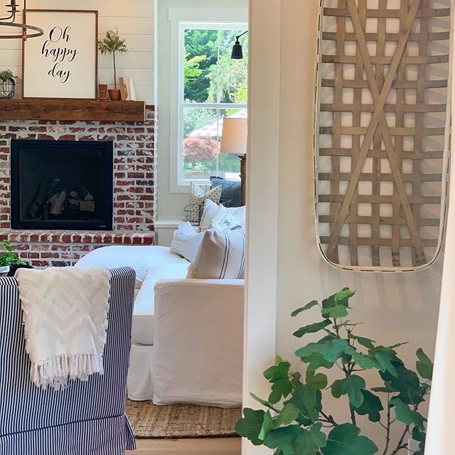 Making the most out of this new week! Monday&rsquo;s always start with a long list of &ldquo;TO DO&rsquo;S&rdquo; and feels good to check things check off the list. Are you list maker? #mondaymotivation #listmaker #newweek #familyroom #farmhousestyle