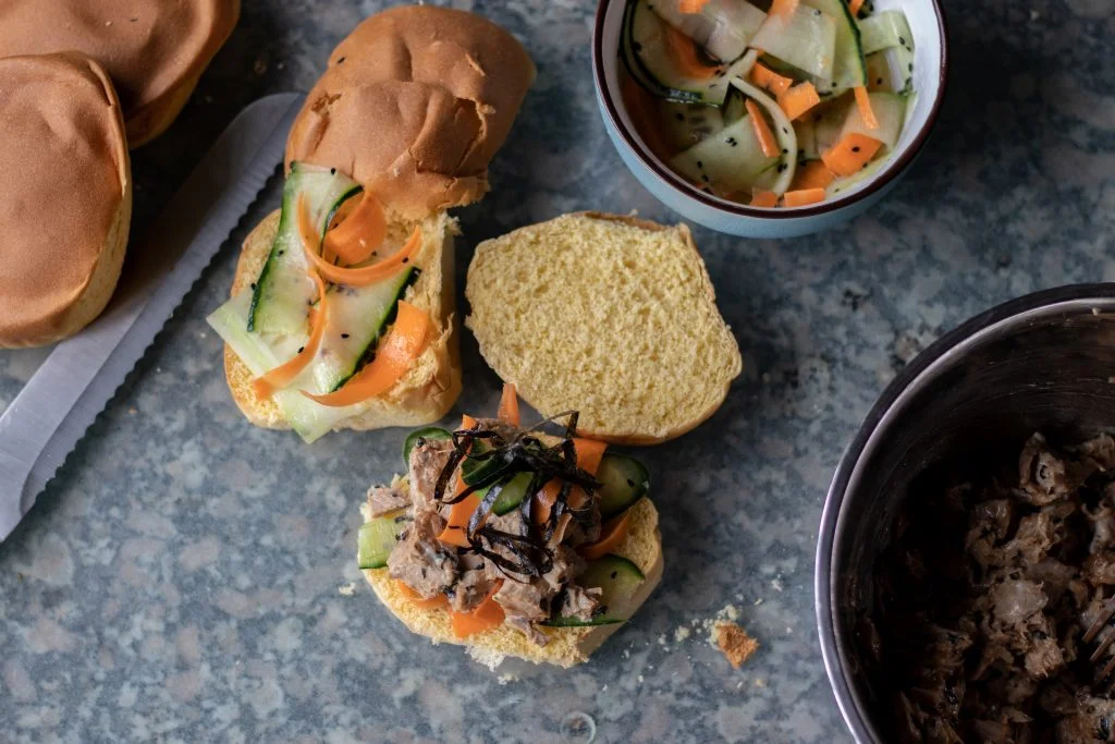 Corta los bollos de brioche por la mitad y coloca una capa de tus verduras, ensalada de atún, más verduras, y listones de nori en la parte superior de la mitad inferior del pan y encima de la otra mitad.