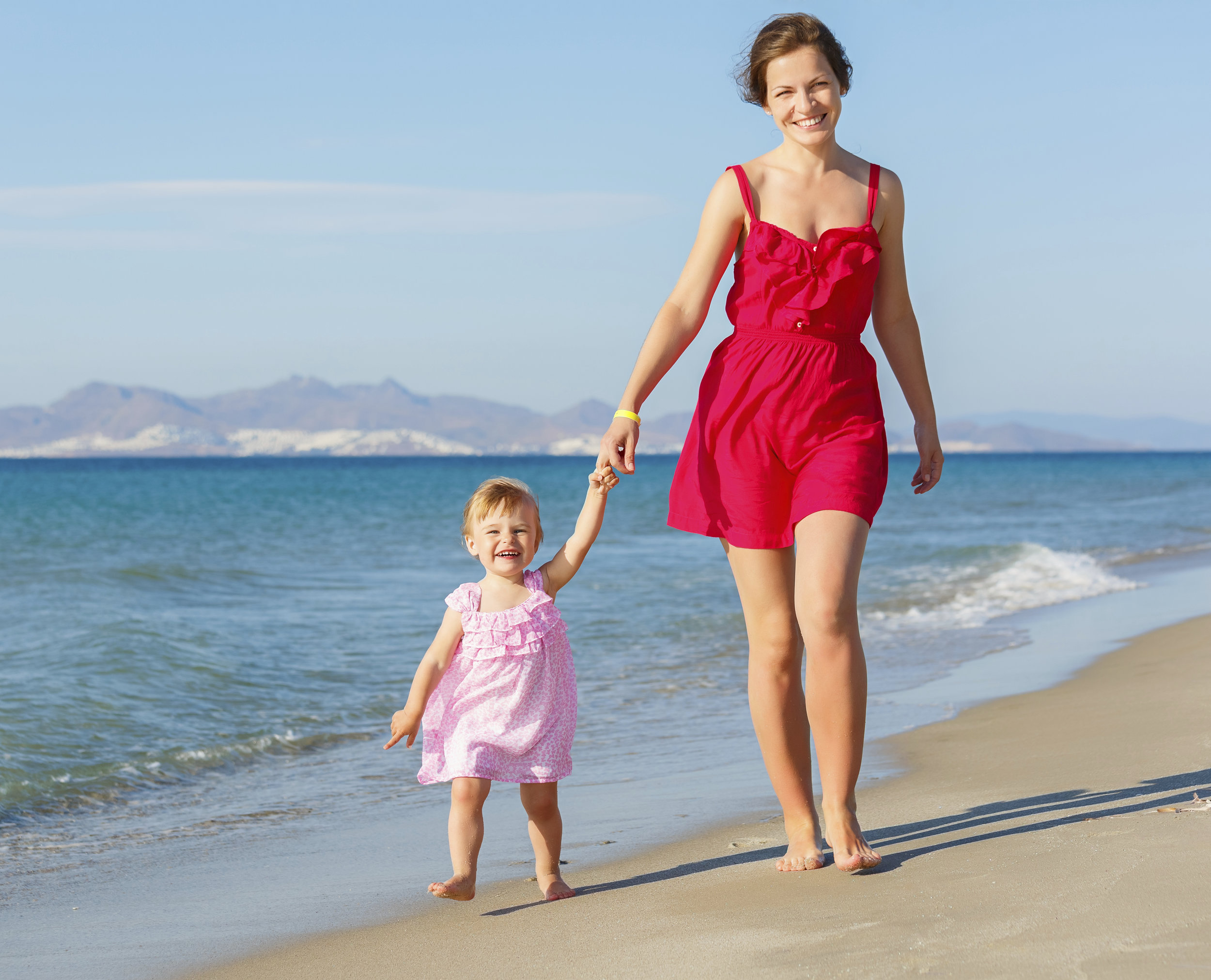 Mother-and-daughter-on-the-beach-000020857172_Double.jpg
