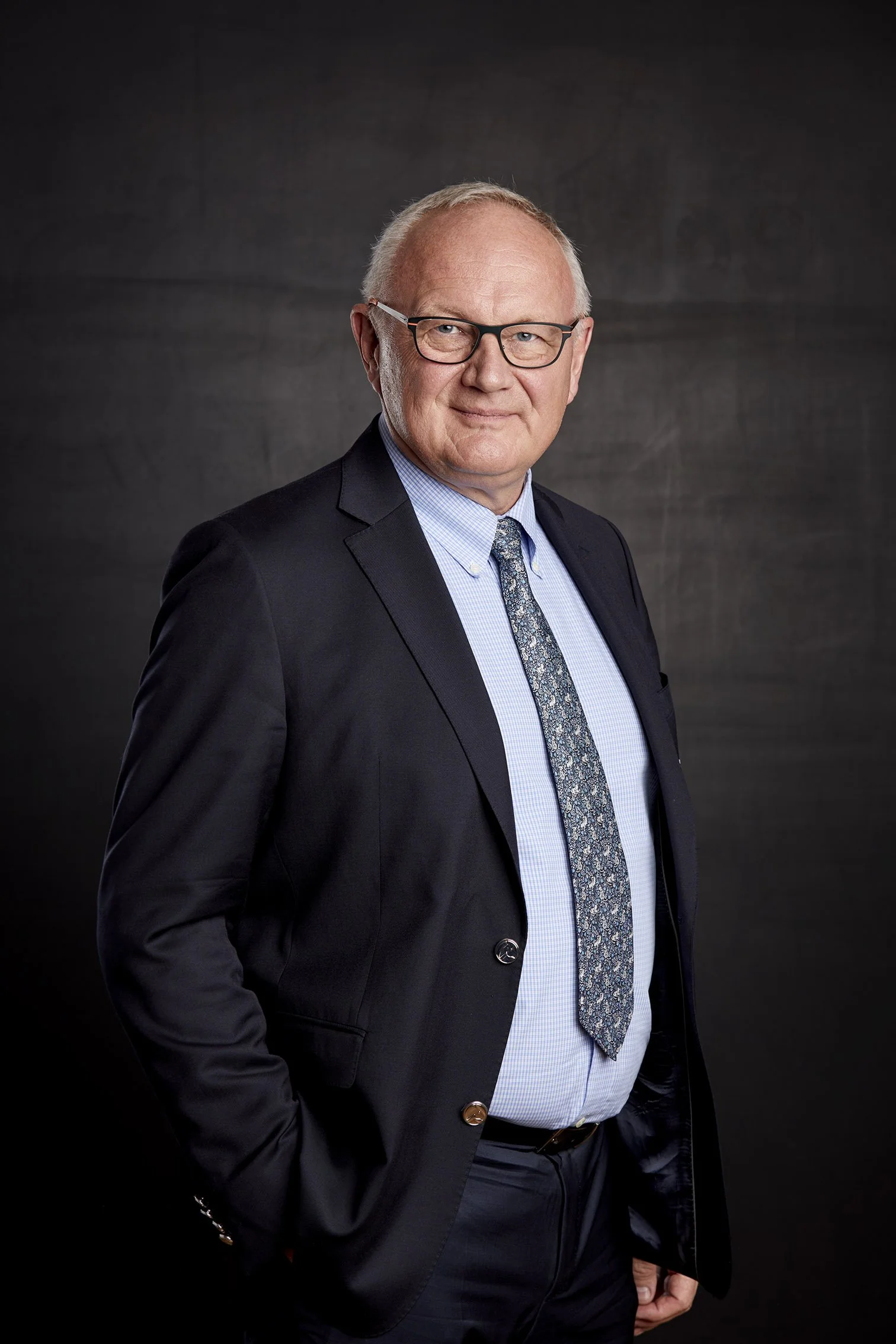 Staff portrait for the FEI 6