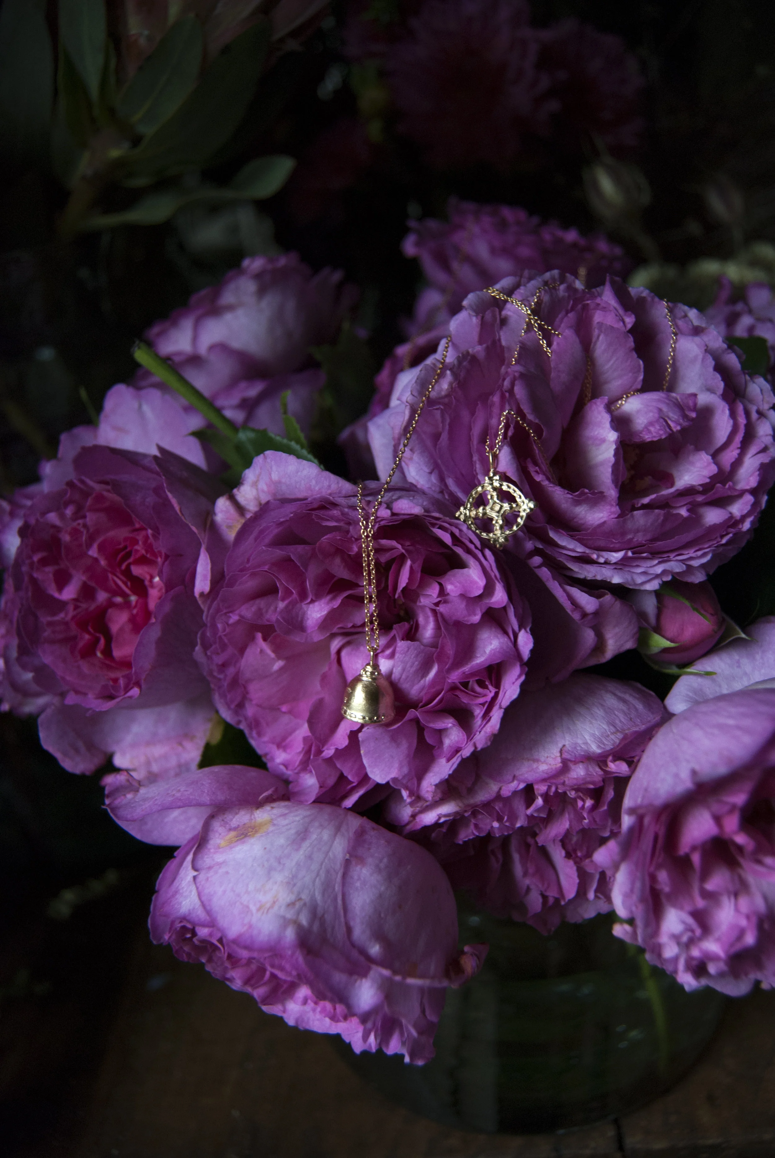 collier dans fleur.jpg