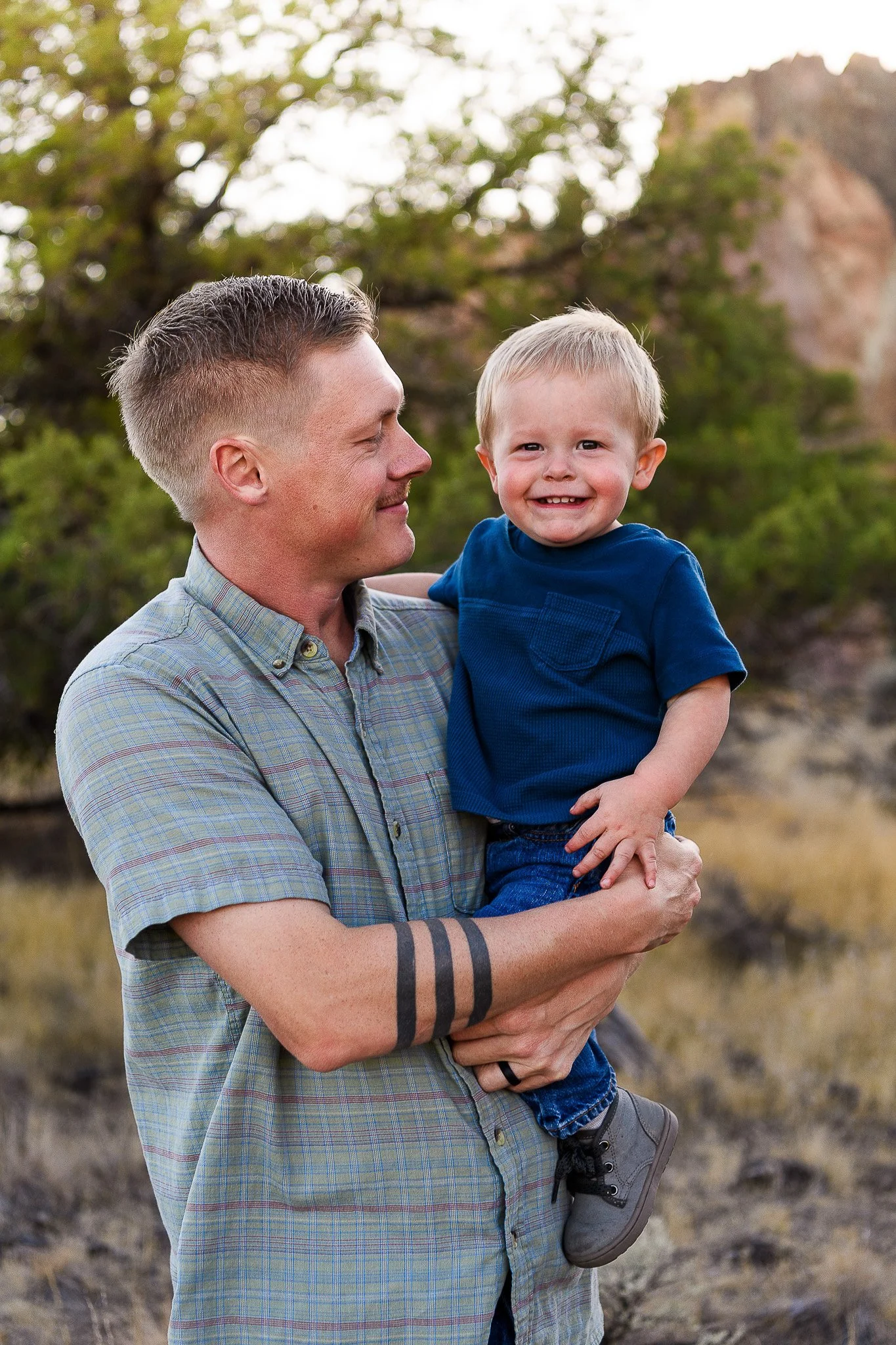 Family photographer in Redmond Oregon. Family photographer in Bend Oregon. Family photographer in Sisters Oregon. Family photographer in Prineville Oregon. 