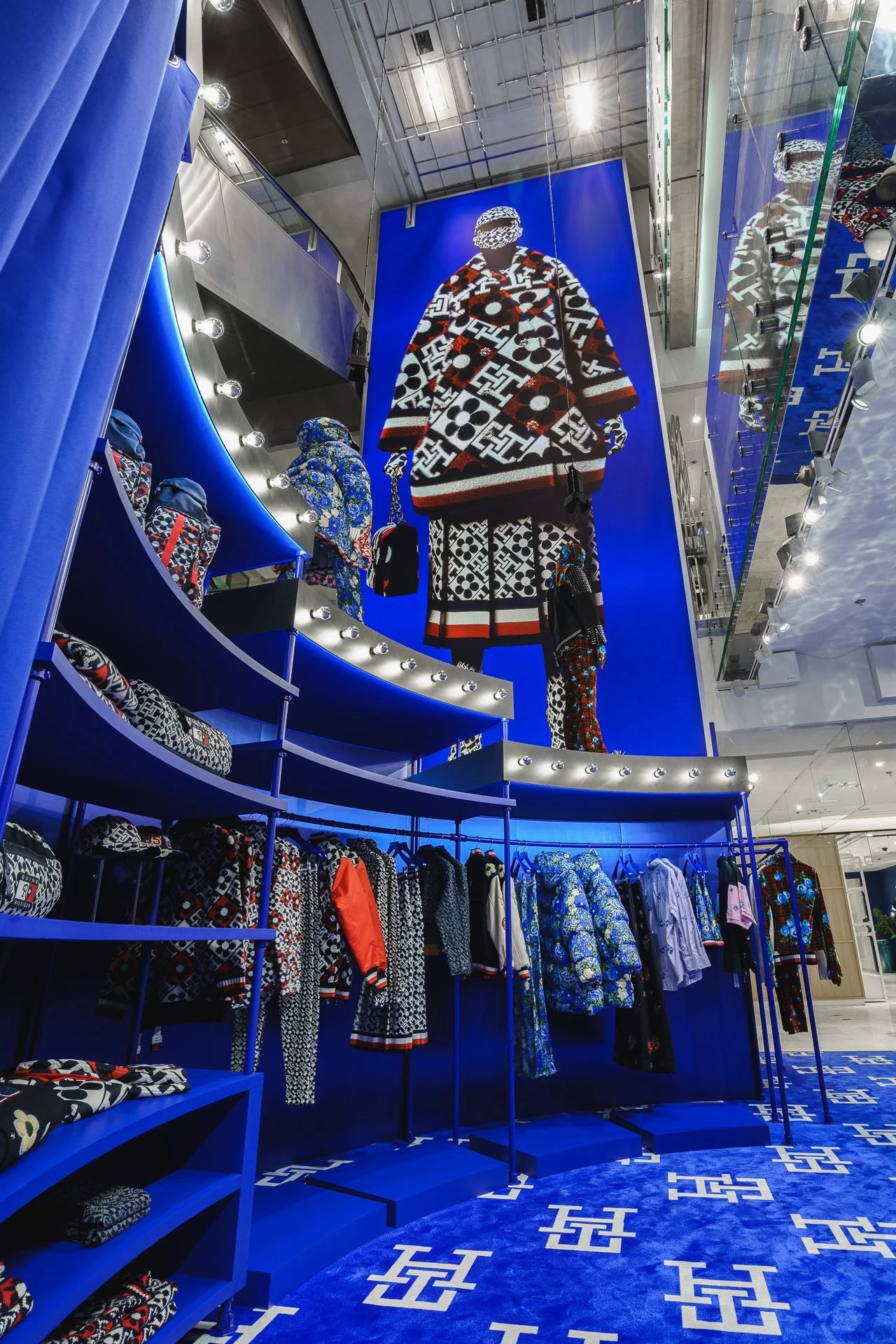64215b83227524c91b1cb222_Tommy-Hilfiger-Store-Printemps-Paris-Warren-Lecart-Raw-collectif-31.jpg