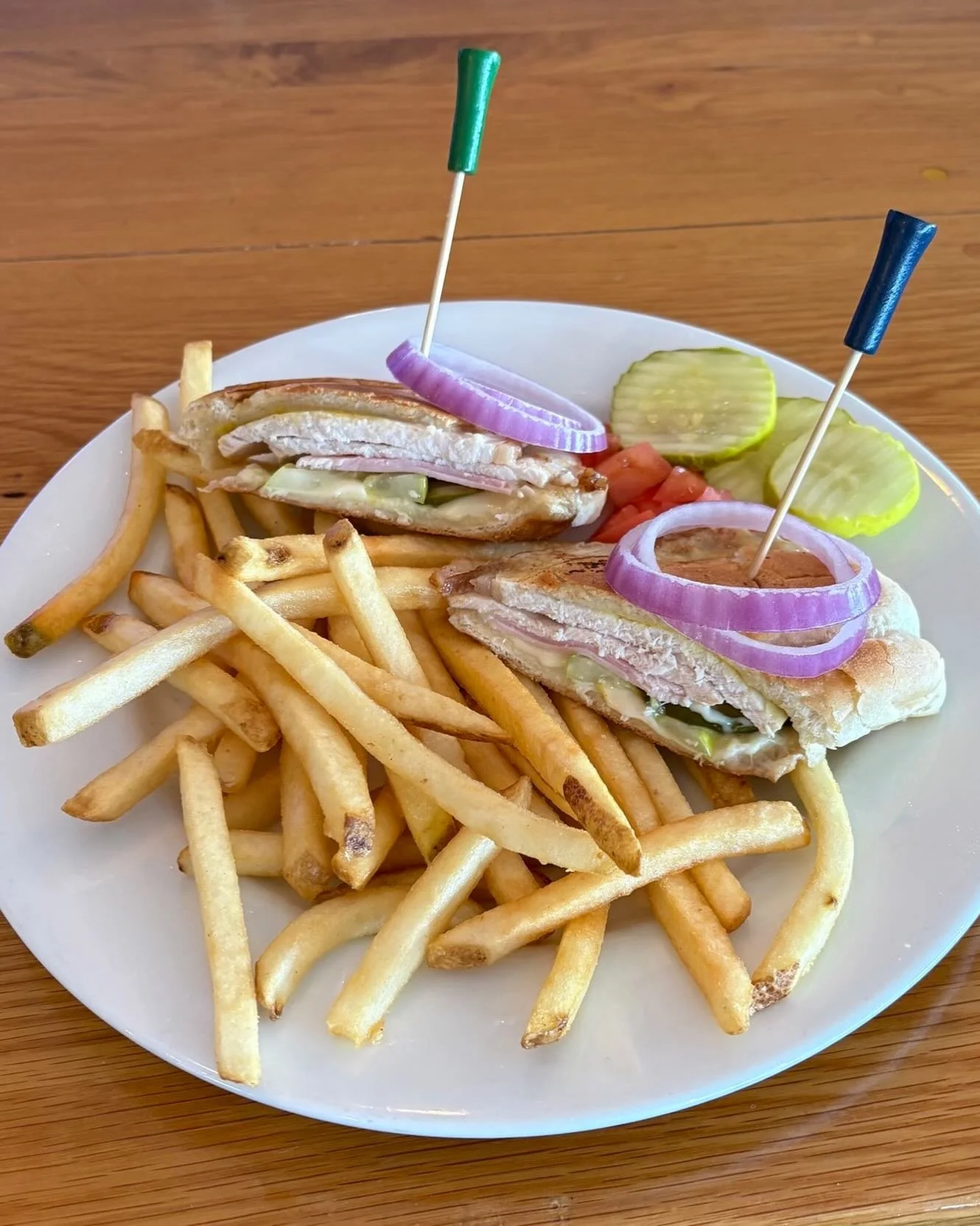 Sunday Funday at Fairway Pub! Football, Cuban Sandwich Special with Megan and Julie on the bar! Stop by and check out this little hidden gem 🏈🍺🍸🍹