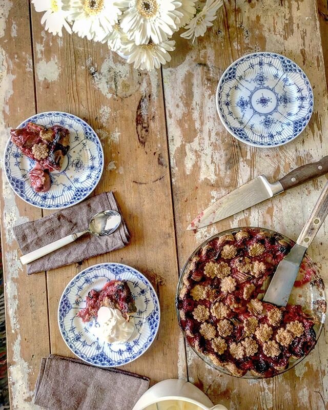 Let&rsquo;s start the weekend with a strawberry, blueberry and rhubarb cut out pie / recipe #alternativebaker @the_bojon_gourmet &bull;
&bull;
&bull;
&bull;
&bull;
#darktablemood #mymagicalmorning #inspiremyinstagram
#beautyinsimplicity #abeautifulme