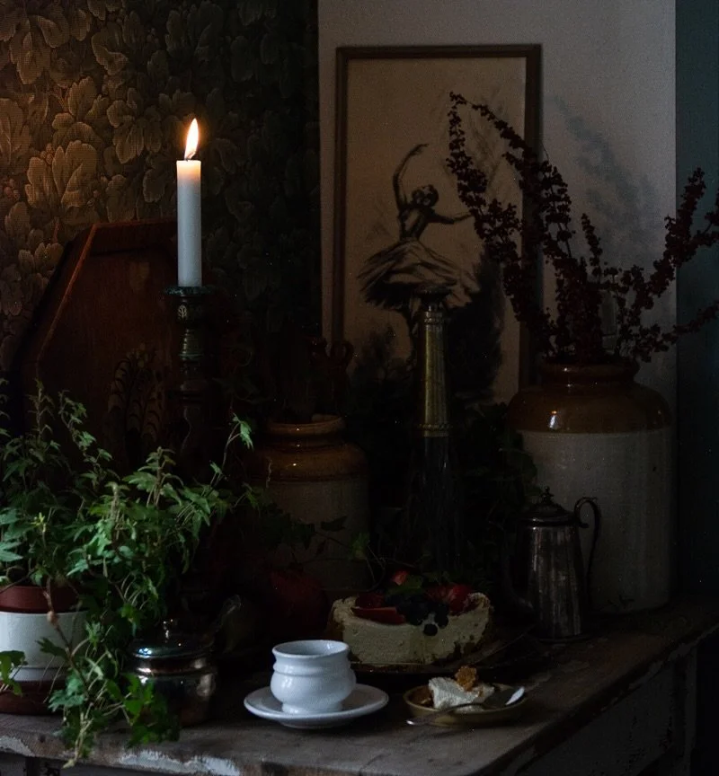 I love how winter slows everything down.
Long meals, soft cushions, candles lit before dusk.
These are the days I treasure most &mdash;
at Heimgar.

#Heimgar #WinterLiving #SlowHome #NordicMood #SimpleComfort