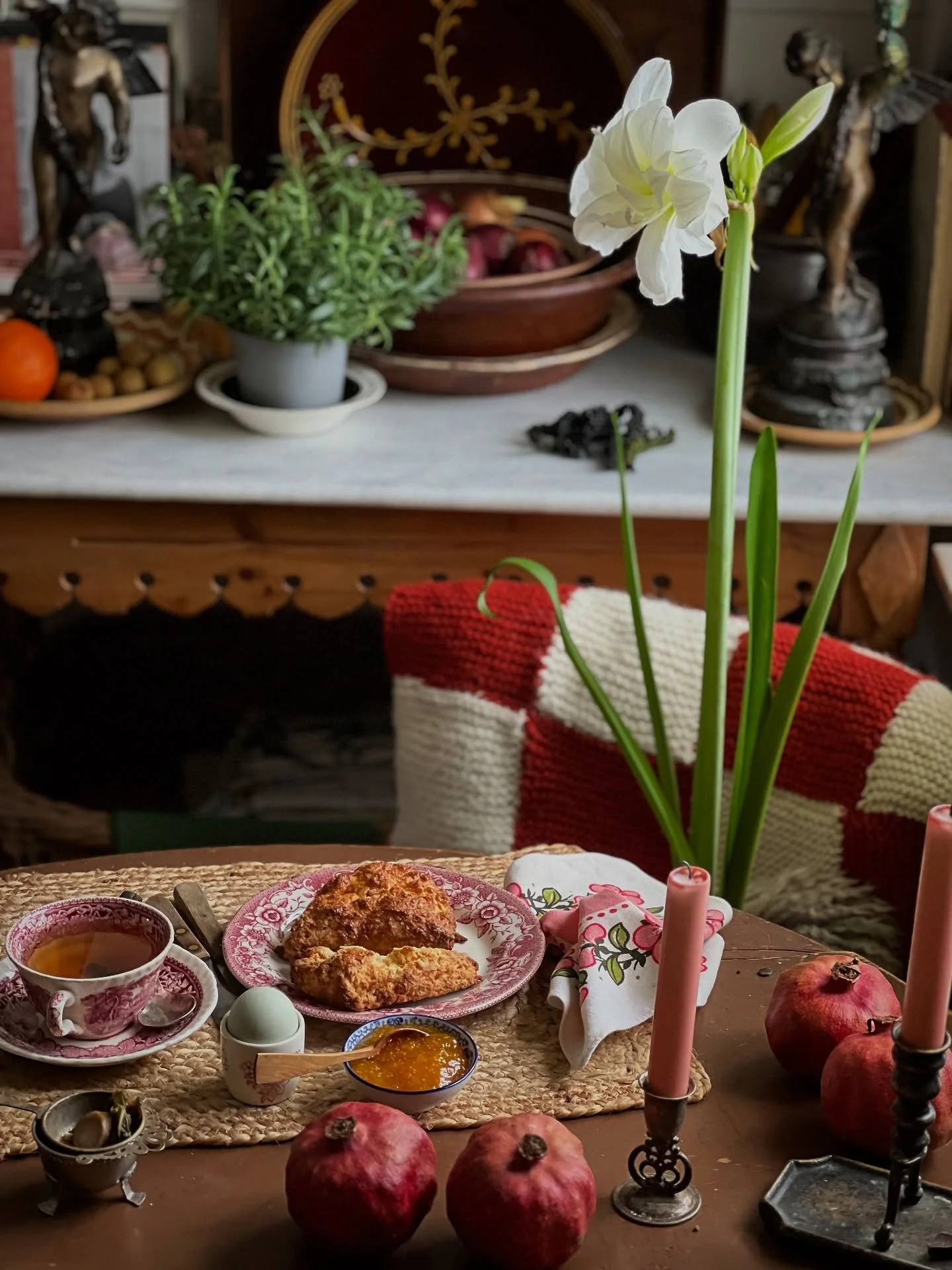 After a weekend of laughter, long talks, and a cozy getaway with dear friends, everyday life gently finds its way back. Home feels extra calm, and Tuesday arrives in the softest way.

#cozytuesday #slowstart #everydaymoments