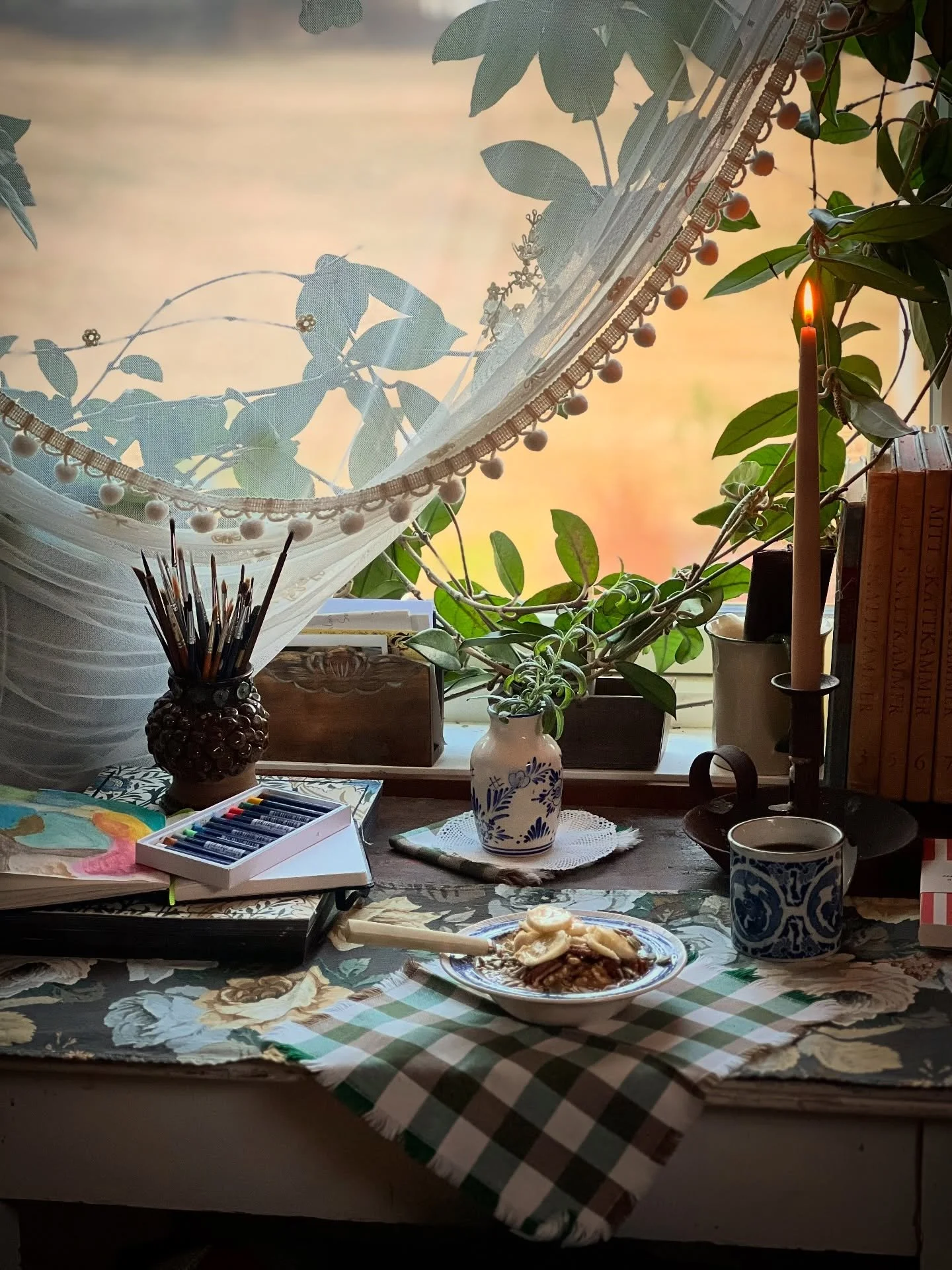 Morning light finds its way in,
through leaves and linen,
over coffee, books, and something simple in a bowl. Happy Thursday 🤍 @heimgar.no 

&hellip;
#heimgar #slowmorning #nordicliving #farmlife #simplemoments morninglight cozycorners slowliving fr