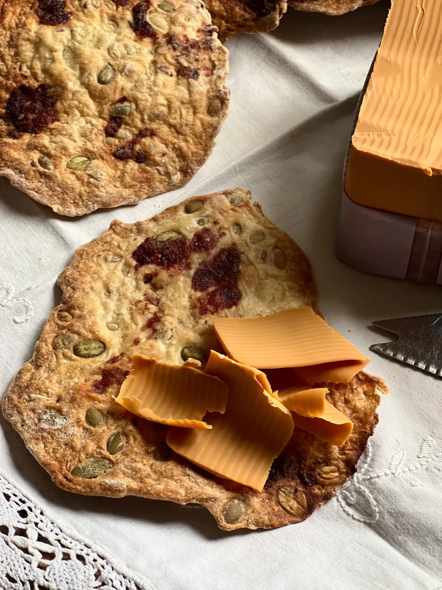 My absolute favorite cranberry crispbread
inspired by @apentbakeri 

When they&rsquo;re nowhere to be found around here,
there&rsquo;s only one thing to do&hellip;
bake them myself 😉

Crisp, slightly sweet, and perfect with cheese
and a quiet moment