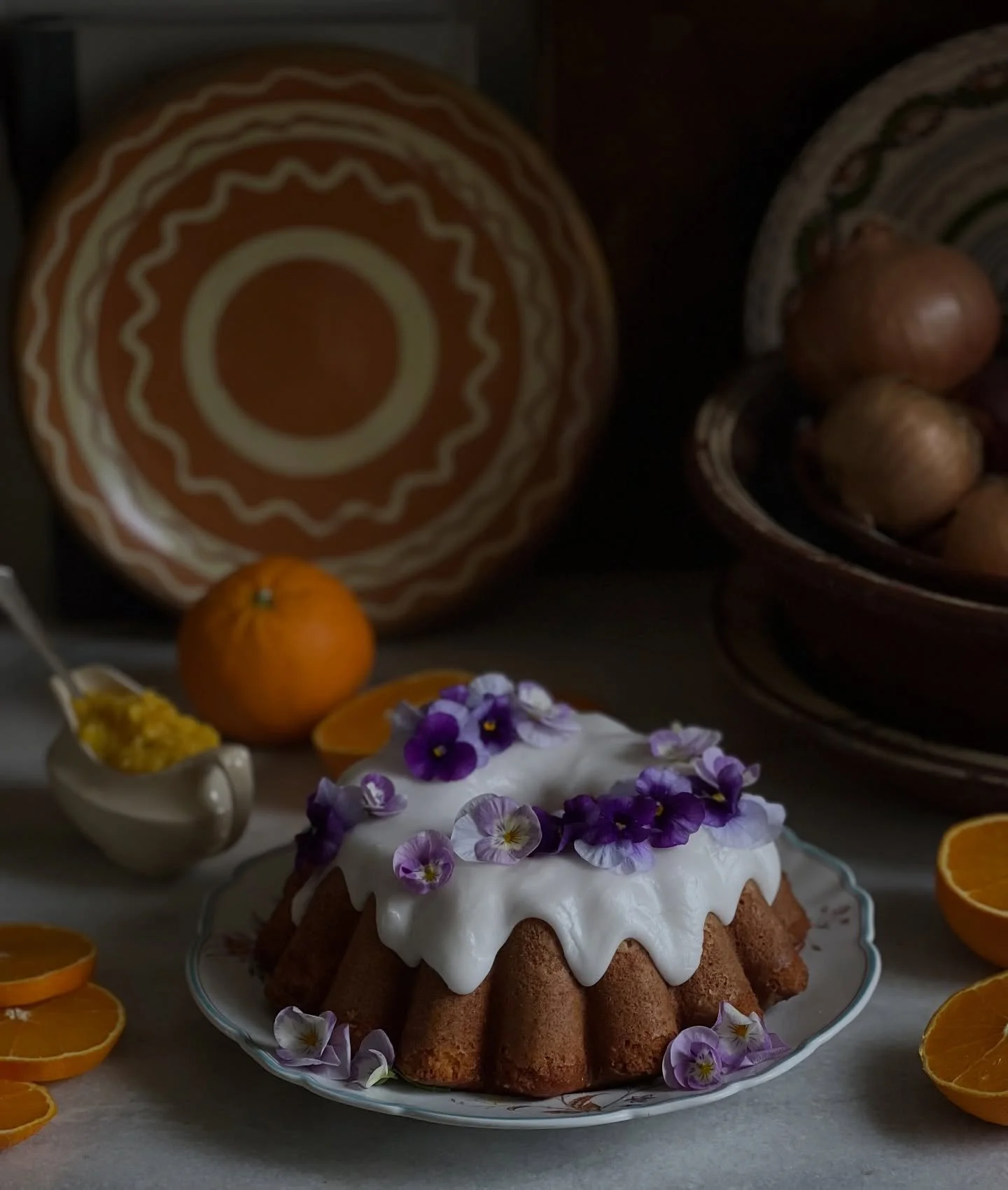 Appelsiner i hvert hj&oslash;rne av kj&oslash;kkenet og fioler som sprer seg ute.
Det setter tonen for dagen.

Saftig Appelsinkake.

Oppskriften finner du i kommentarene under.

🇬🇧 Oranges in every corner of the kitchen and violets spreading outsid
