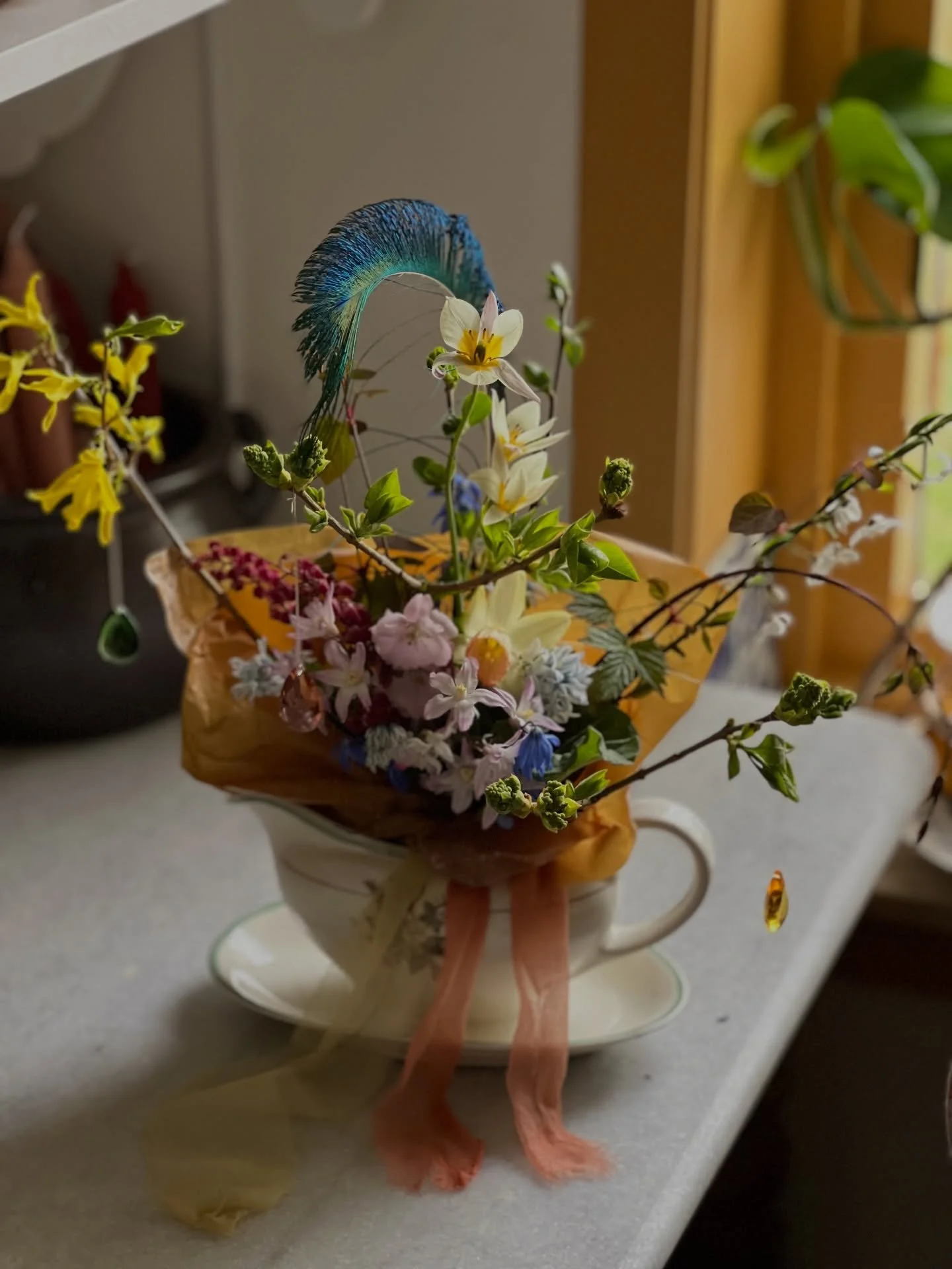 Noen m&oslash;ter f&oslash;les ikke som f&oslash;rste gang.
De f&oslash;les som en gjenkjennelse.

Denne hadde hun med seg.
En liten verden av skj&oslash;nnhet, skapt med hender som forst&aring;r mer enn de sier.

Jeg har bare fulgt henne p&aring; av