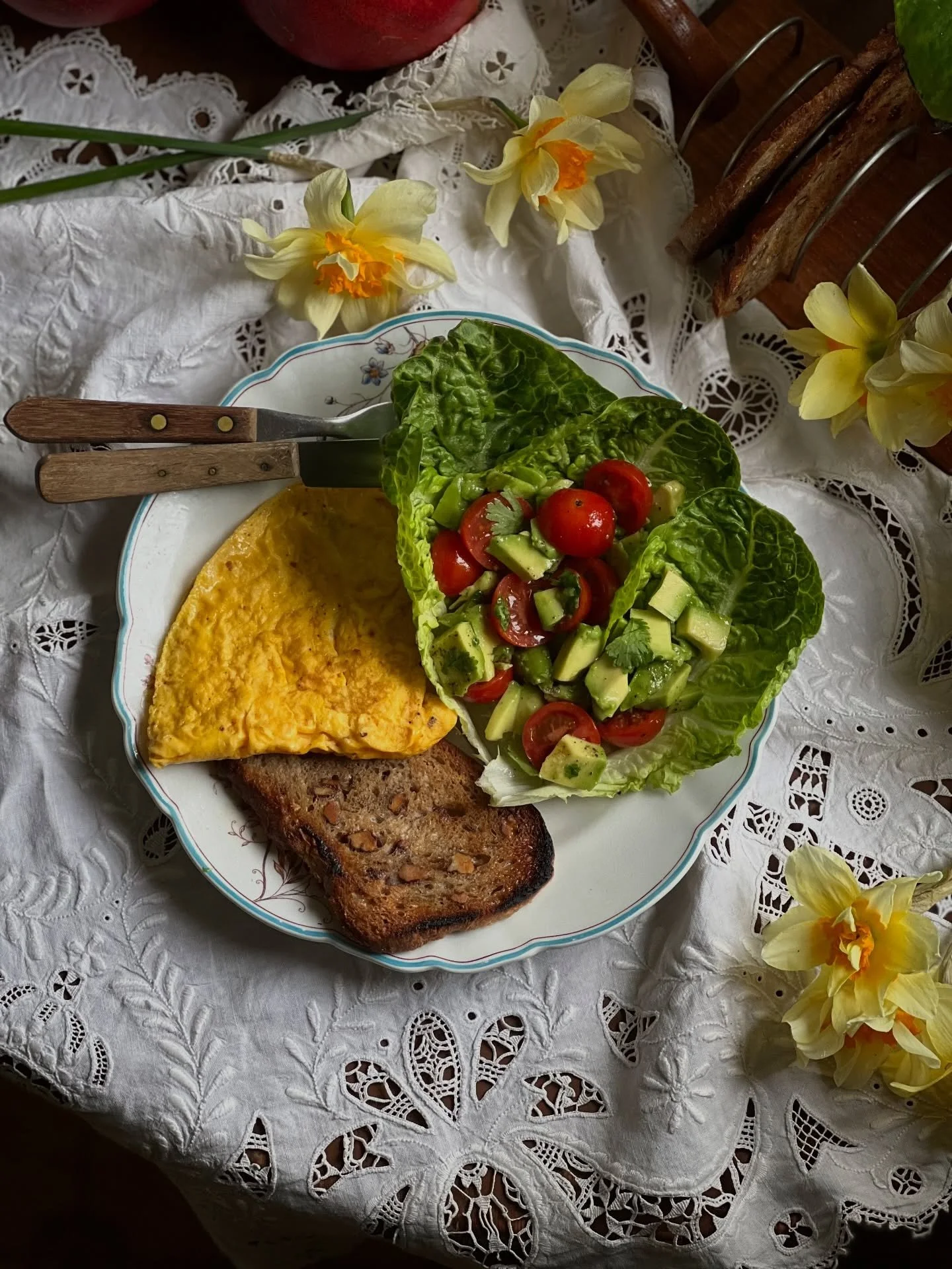 Sunday breakfast, just the way I like it 
Good morning and happy Sunday 
.
.
.
.

#sundaymorning #breakfasttable #slowmorning #nordichome #fromscratch