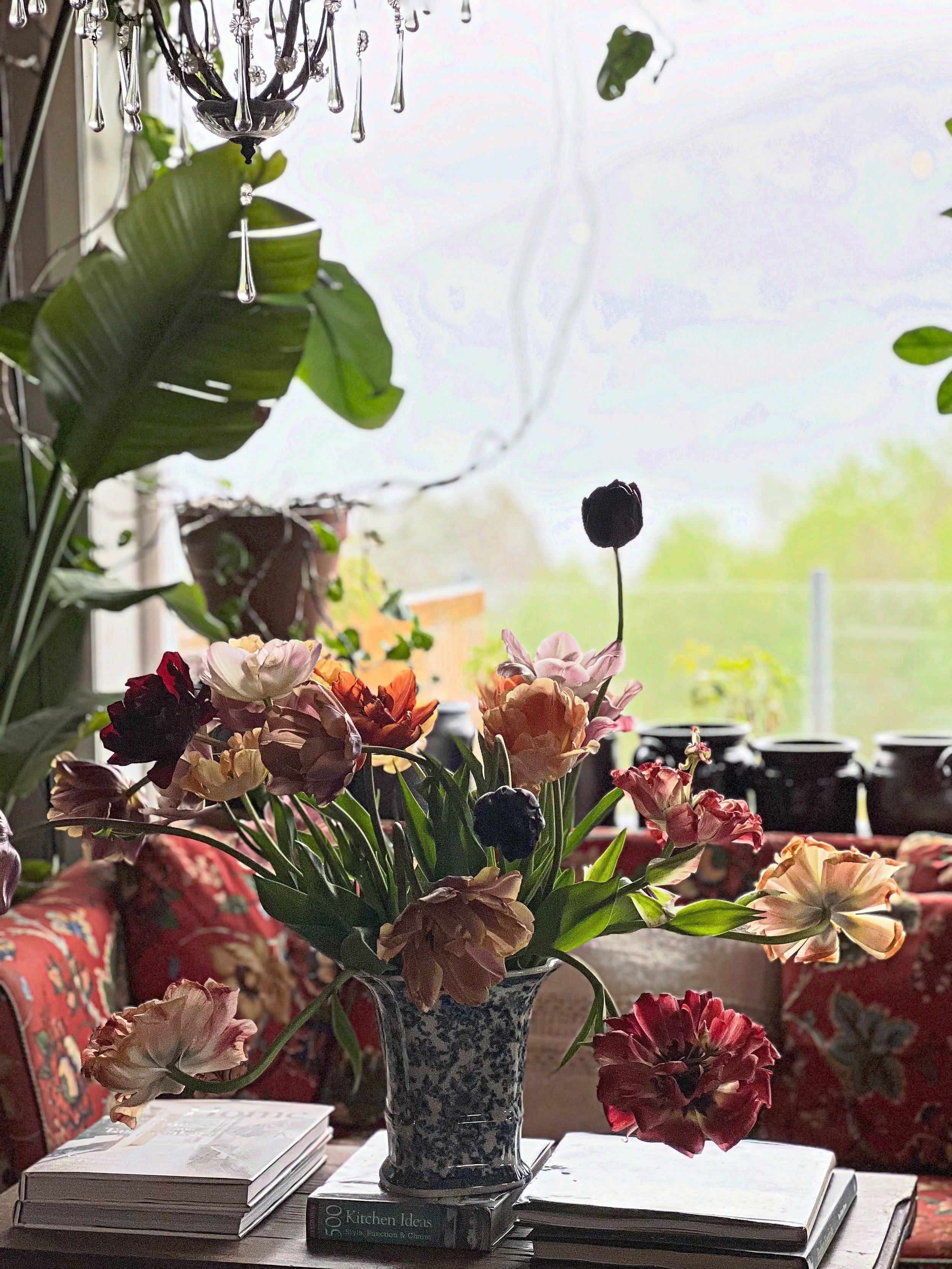 Bryllupet er over, huset er stille igjen &mdash; men tulipanene fra @hildegunnostigard lever videre som sm&aring; kunstverk rundt omkring i stuen. Jeg tror kanskje tulipaner er aller vakrest n&aring;r de f&aring;r leve litt. N&aring;r stilkene b&osla