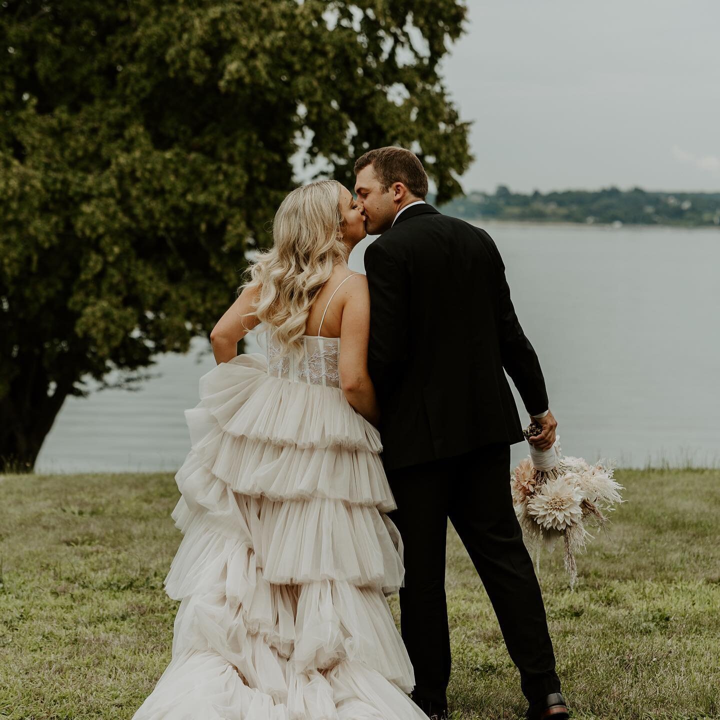 Between the bride&rsquo;s waves, her dress 😍😍😍and bouquet!!!, the table settings 🌿 and let&rsquo;s not forget the dapper groom, every detail is exquisite.

Bridal Hair by @beautybyjillianpaige 
Bridal Makeup by @makeupbykaterose 
Photography by @