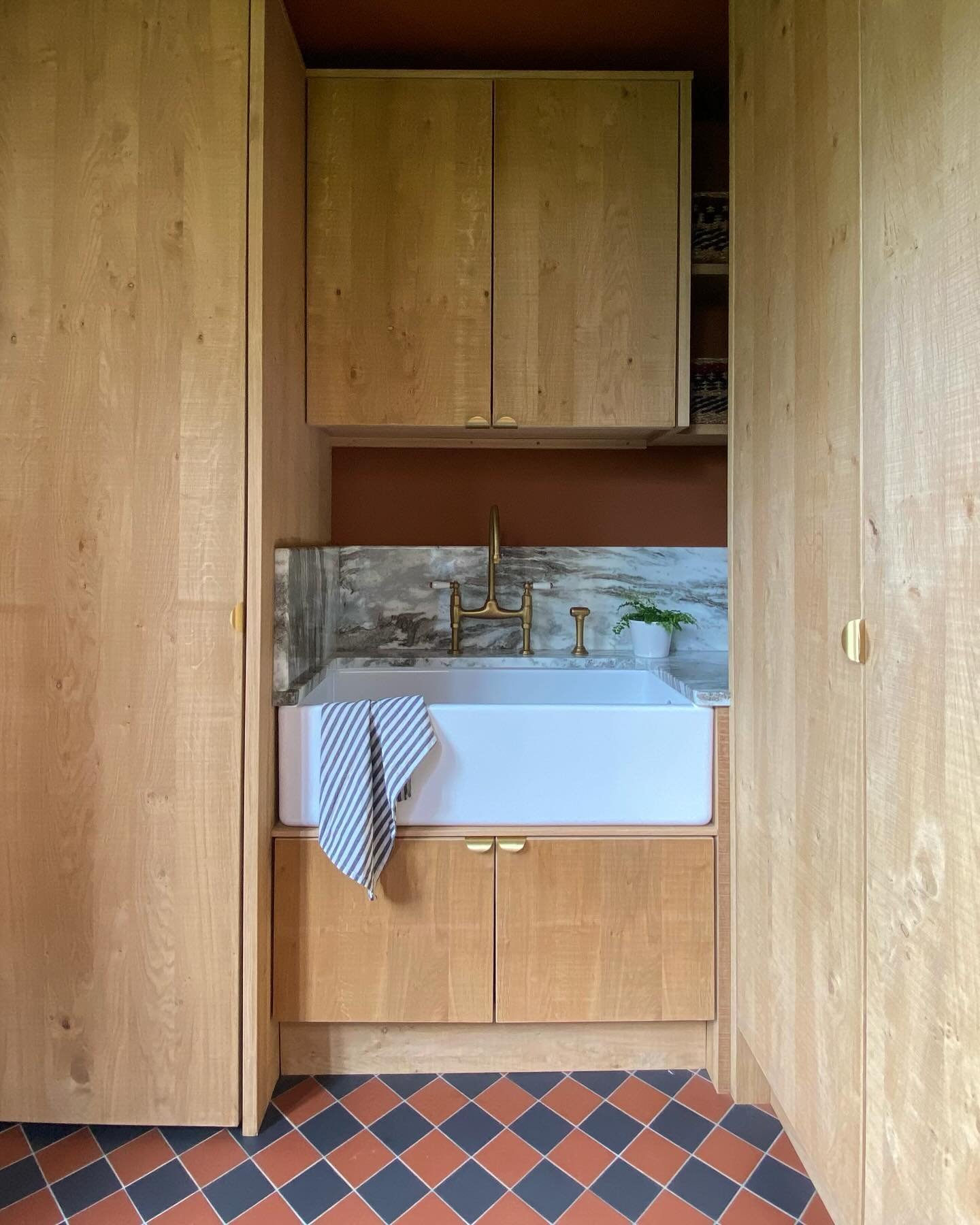 A small but hardworking utility / laundry / boot / mud room. Beautiful sawn oak cabinets by @houseofelliott_york 

#hardworkinginteriors #utilityroom #bootroom #dogshower #littlegreene #muscovado #victorianterrace #townhouse #interiordesignnorthyorks