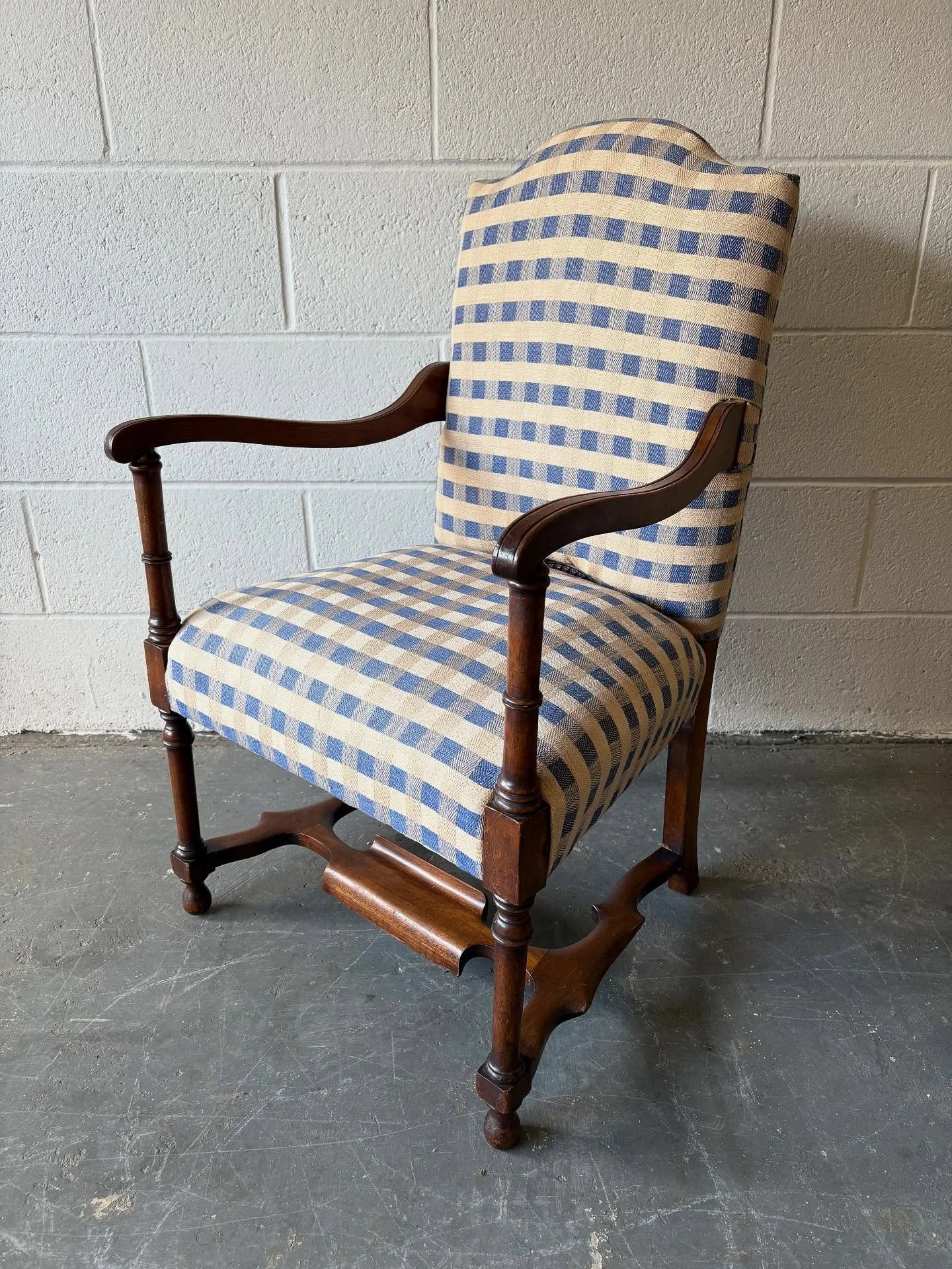 Chairs, chairs, chairs - all available to buy, all gorgeous! Links in bio or DM for more details 

#antiquechairsforsale #antiquefurniture #reuserecycle #periodhome #periodhomestyle #vintagefurniture #chairschairschairs #interiordesignnorthyorkshire