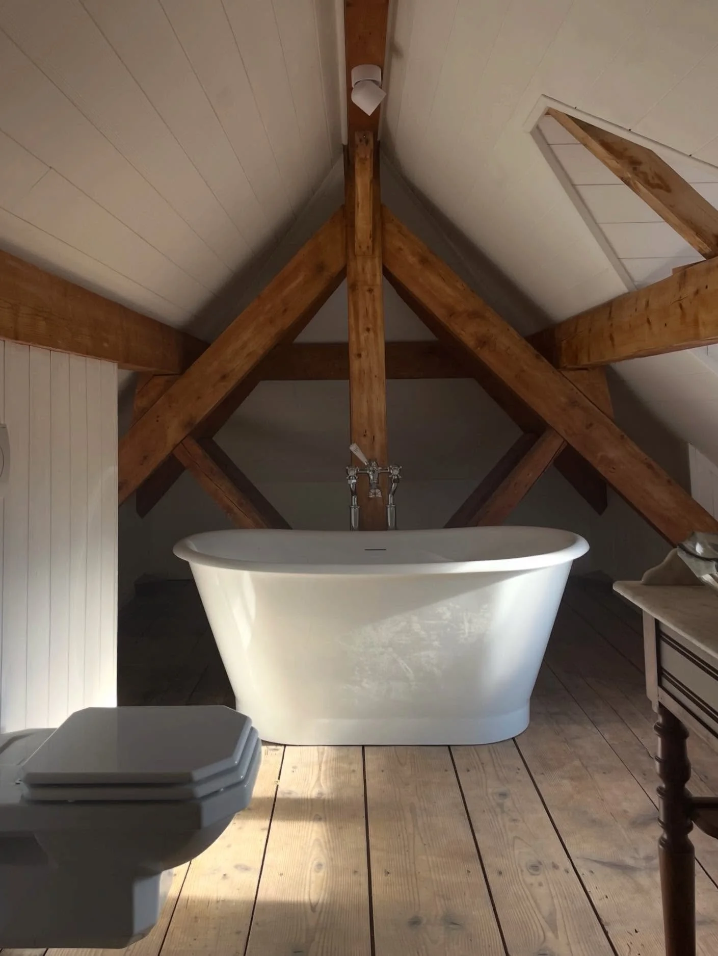 When the architecture is complicated whites and pale neutrals really come into their own #clouddancer #pantone2026 #colouroftheday #periodhome #periodproperty #gatehouse #truss #interiordesignnorthyorkshire #workwithwhatyouvegot