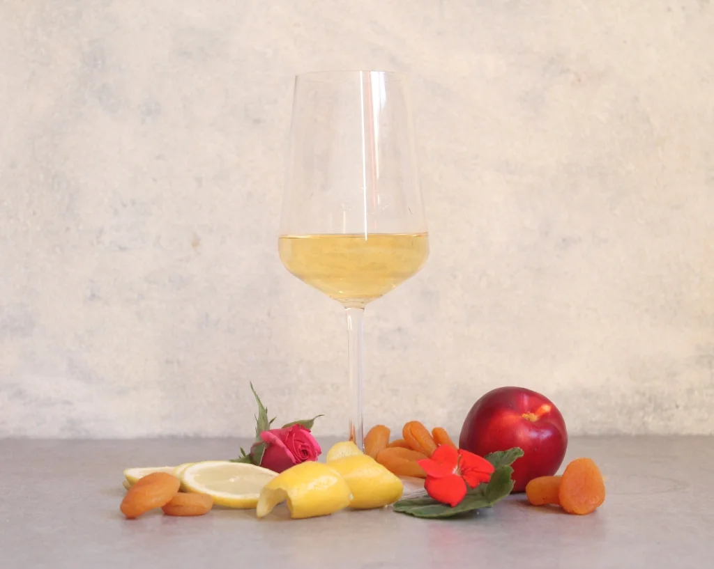 Key flavours: Rose, Geranium, Pineapple, Nectarine, Apricot, Lemon, Lemon Zest
