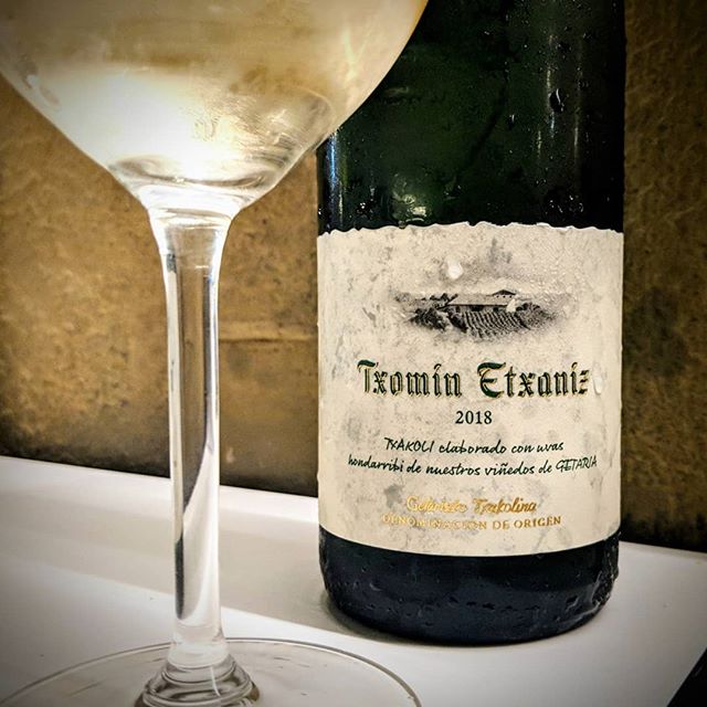 Txakoli is a super cool and interesting style of white wine with incredibly high crisp and refreshing acidity. It is the PERFECT accompaniment to oily fish like anchovies or more richer wild mushroom dishes #yum 😍🍄🥚🍷🇪🇸
#everyglassmatters 😘❤️
.