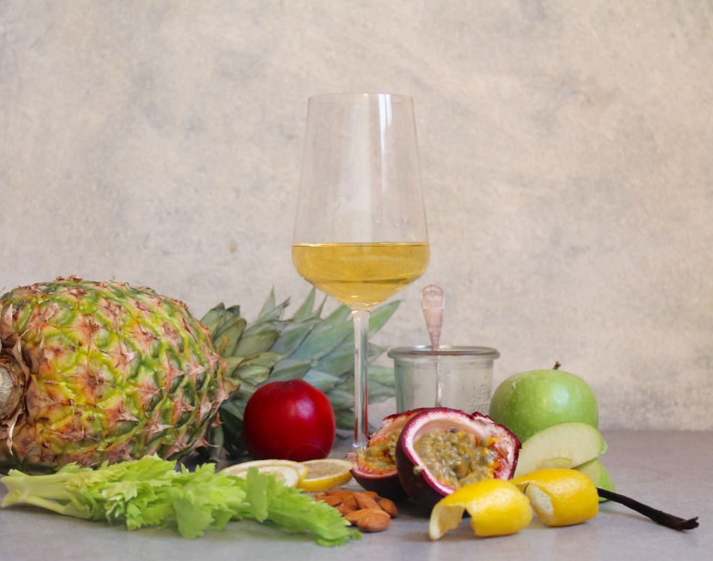 Key Flavours; Pineapple, Peach, Nectarine, Lemon, Passion Fruit, Almond, Celery, Lemon Zest, Green Apple, Honey, Vanilla
