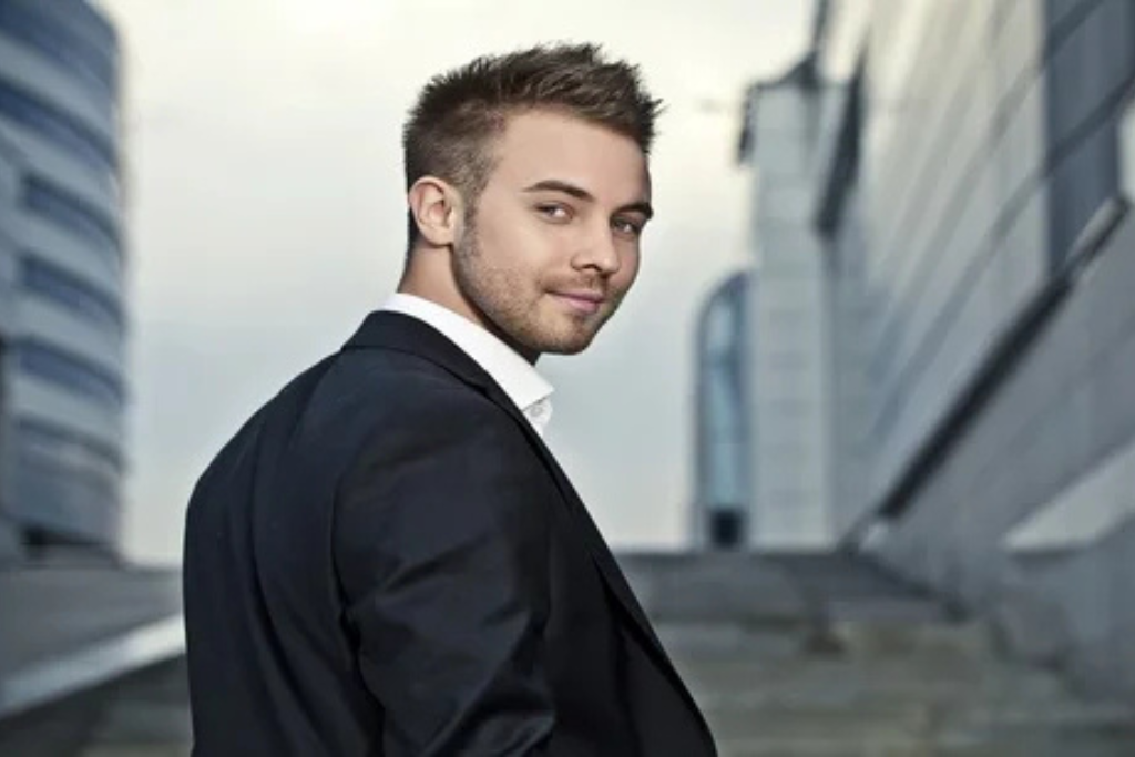 Timeless & Fashionable Hairstyles For Males With Oval Faces