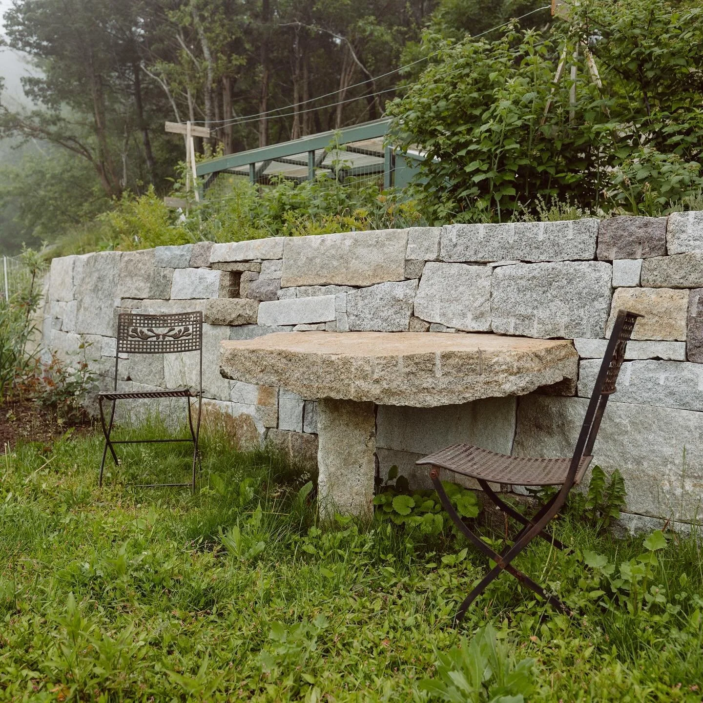 The best seat in the upper veg garden.
.
📸 @sjdagley 
#modernhomesteaddesign #designandbuild #landscapedesign #landscapeconstruction #stonemasonry #stonemason #essexma #gardendesign #newengland #granite #stonetable