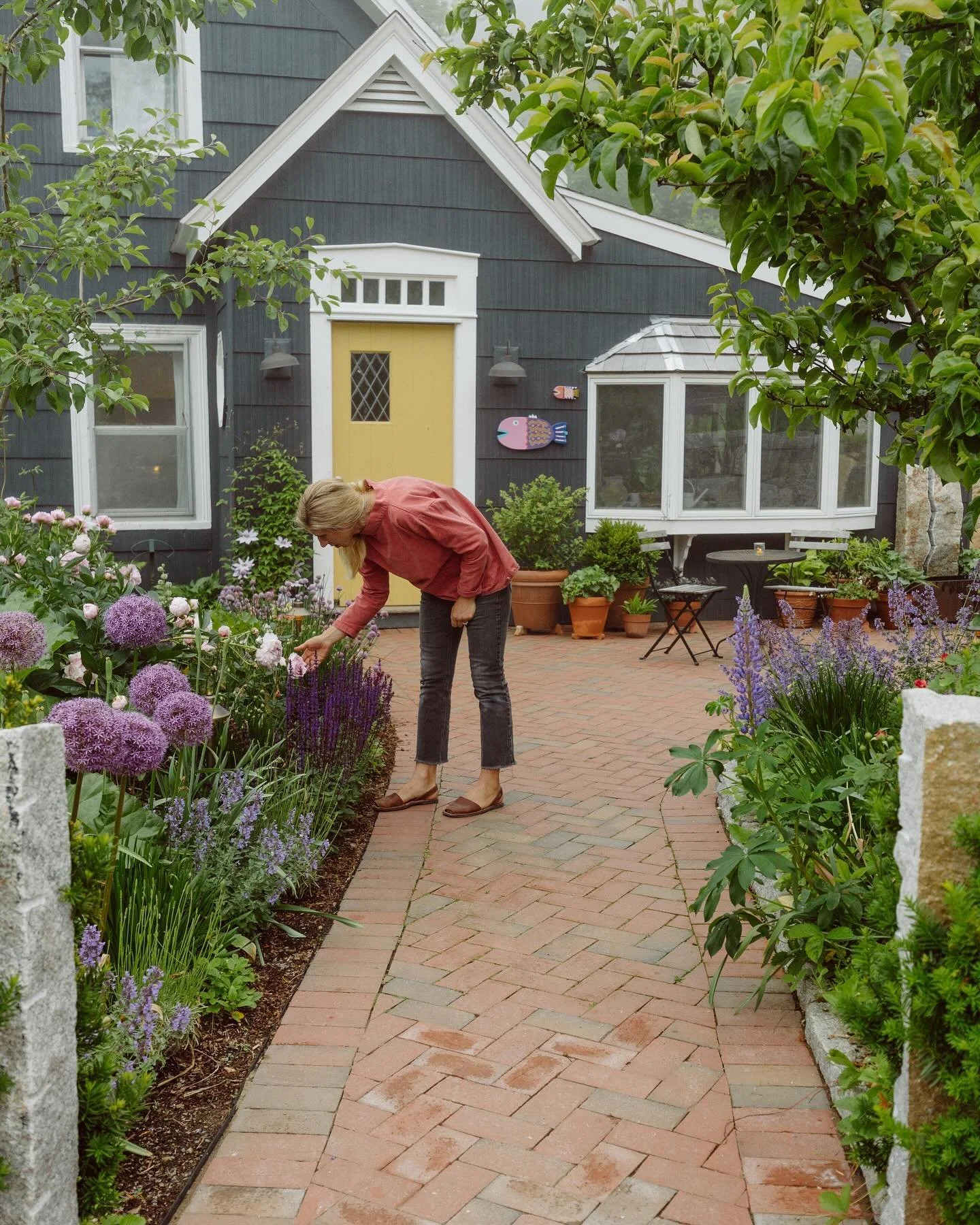 Taking a break from design work to update the website and having so much fun looking at pictures of summer gardens…this is from early June, possibly my favorite month in the garden!
.
.
📷 @sjdagley 
.
#modernhomesteaddesign #designandbuild #l