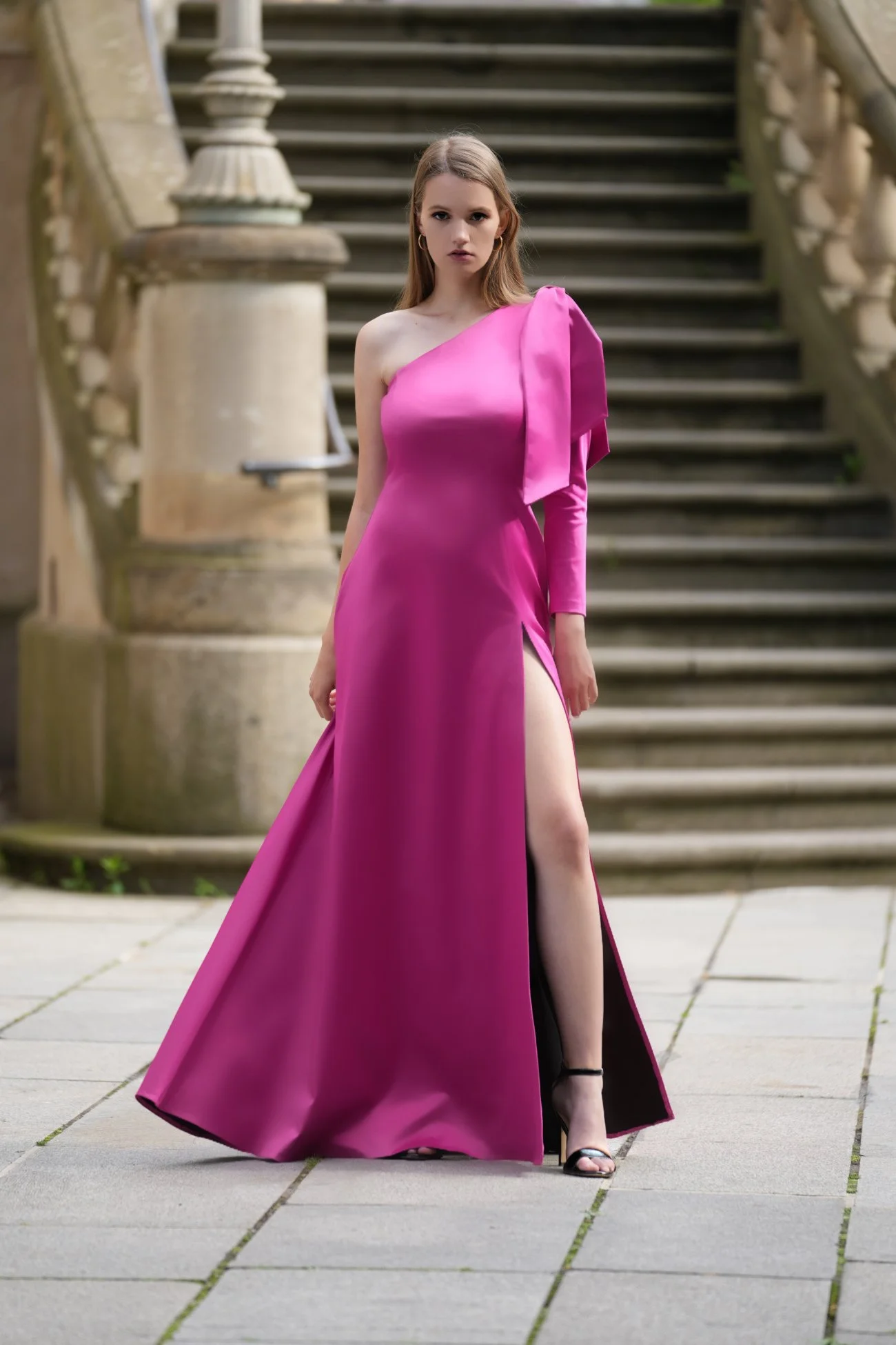 Abendkleid mit One-Shoulder-Ärmel