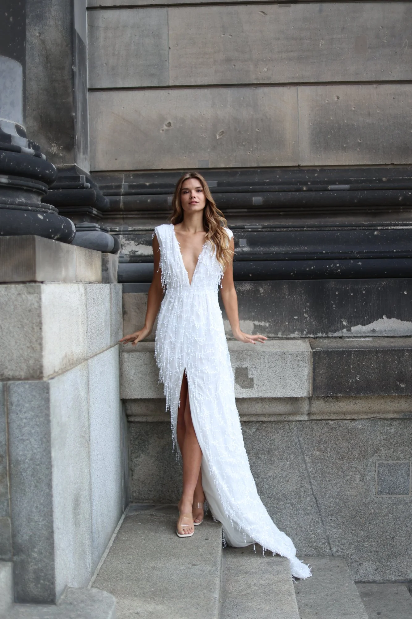 Paillettenkleid mit tiefem Dekolleté und Schleppe