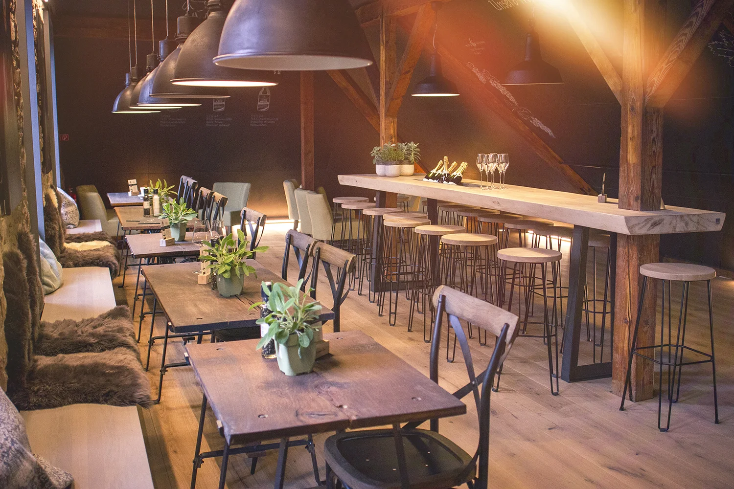 Ausgewählte Weine an der Bar des Förstlich in Karlsbad