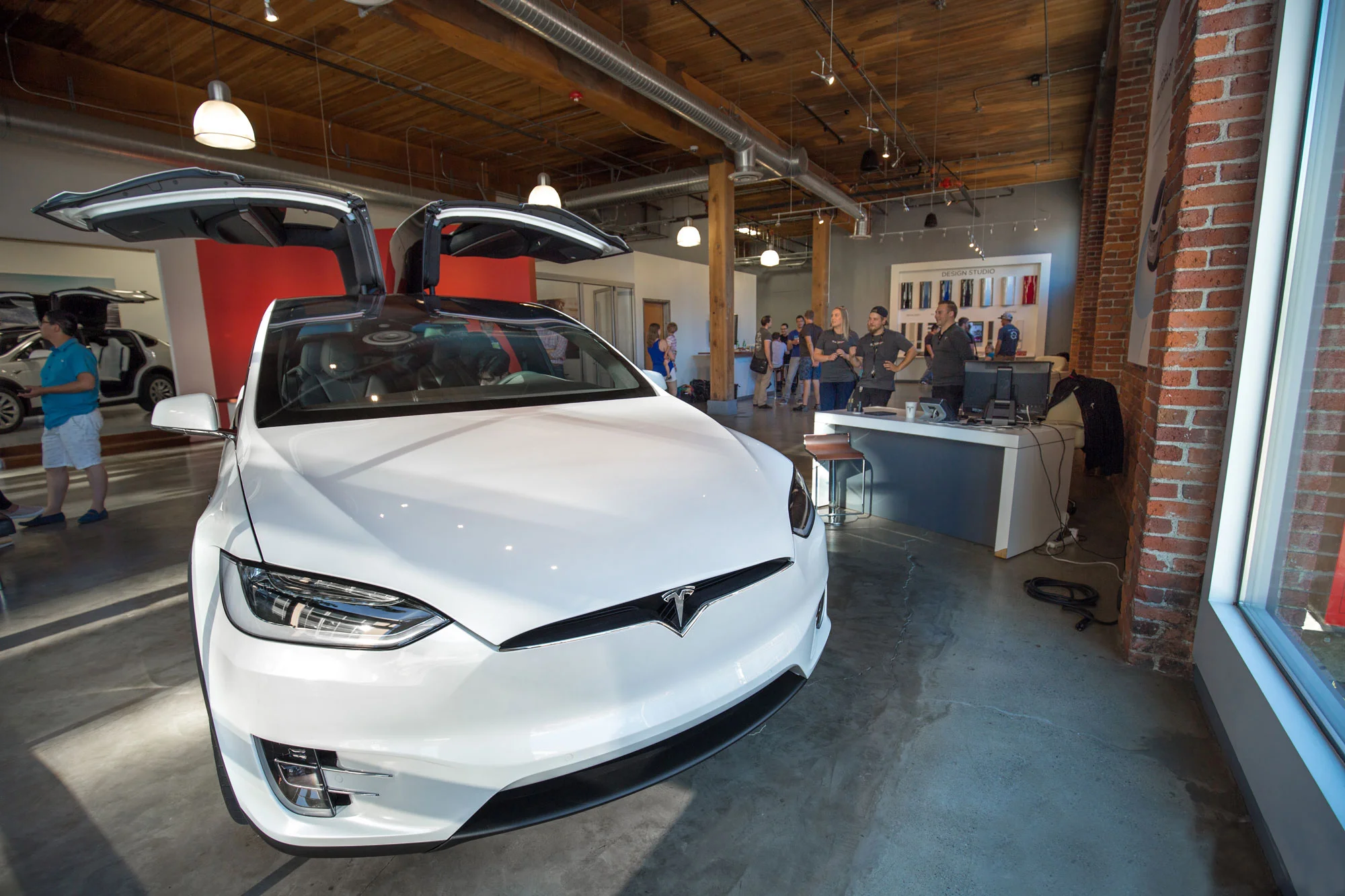Avants 'Ride & Drive' with Tesla