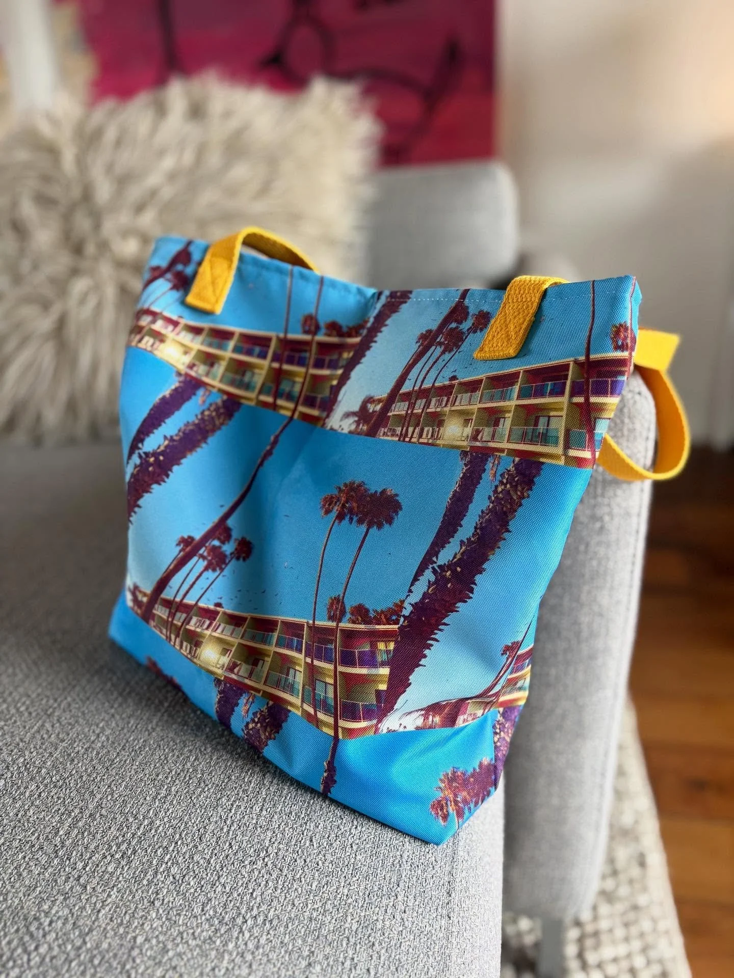New!! &ldquo;Los Angeles is Burning&rdquo; tote bag!!

Grab yours! Thebirdandthebutterfly.com 

&gt; shop stories x the bird

#tote #photo #photographer