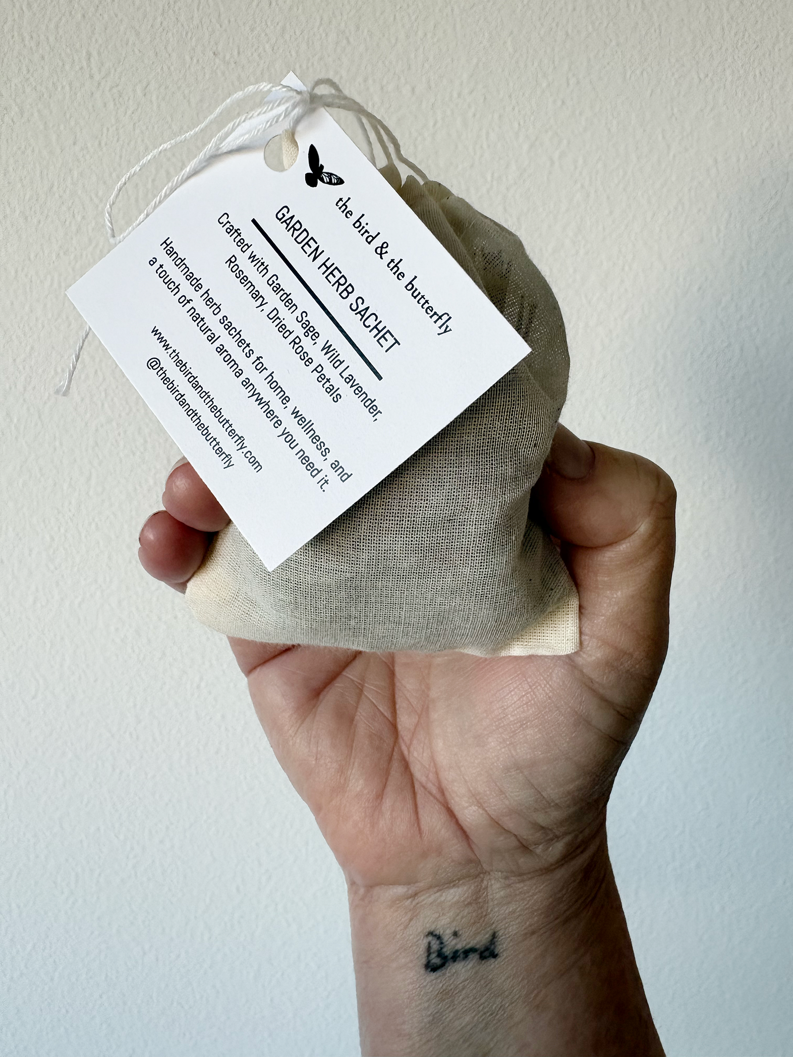 sachet-hand.png