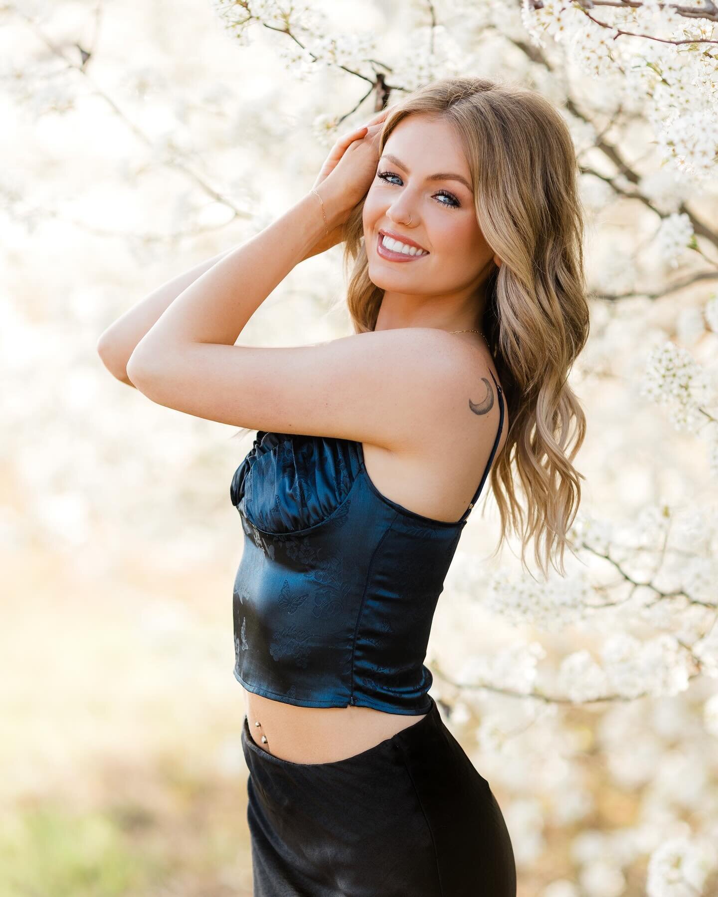 Spring sprung early this year and it made my March sessions 1000% better&hellip; 😍🤍 How gorgeous is @rylie.osmus !? 🌸

#nwaseniorphotographer #fayettevilleseniorphotographer #bentonvilleseniorphotographer #nwaphotographer #nwaportraitphotographer 