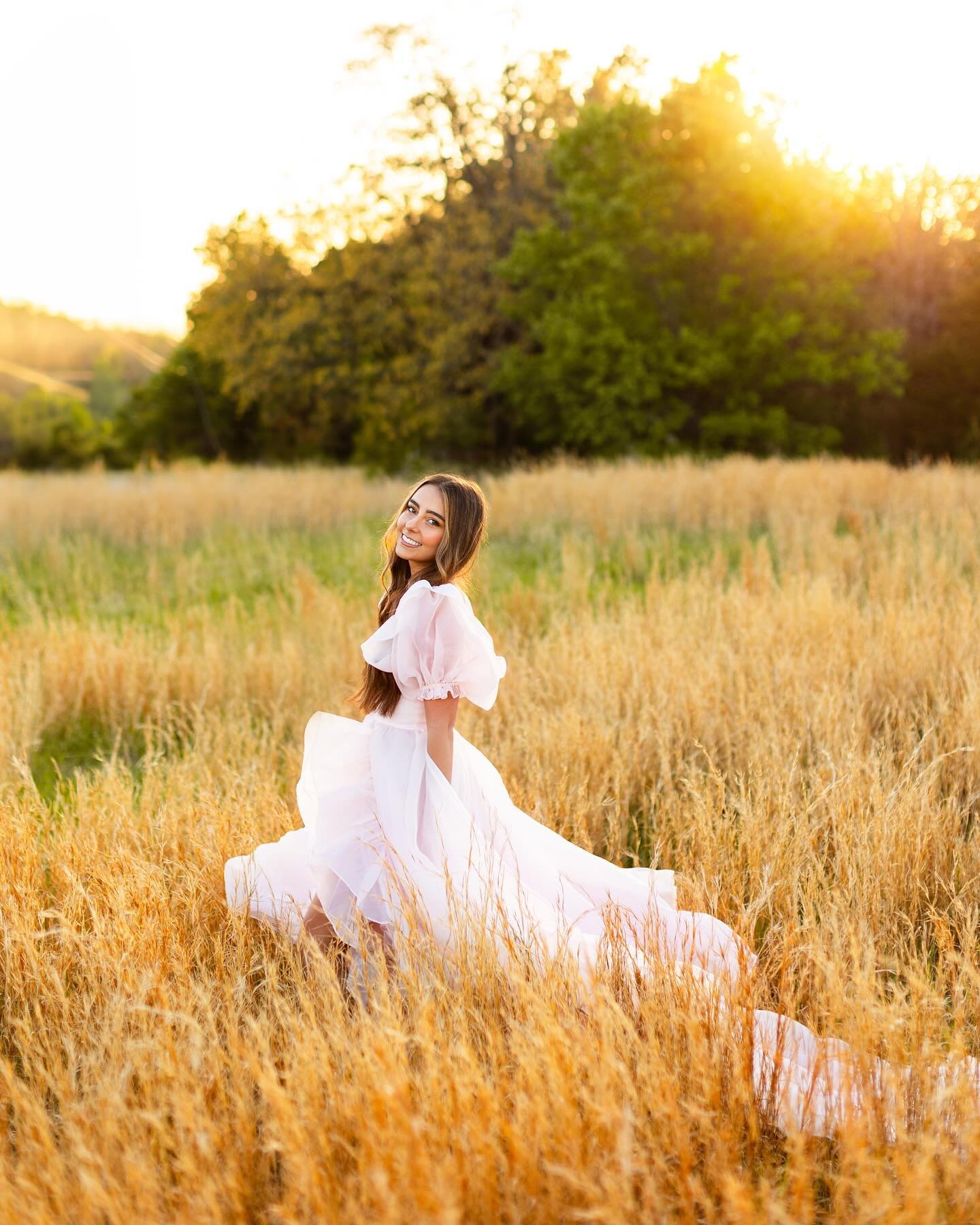 I&rsquo;m speechless&hellip; Alyssa pulled this dress out of her car and I knew it would be one to remember! I&rsquo;m ALL for a statement outfit for one of your looks. 👏🏻😍🔥 She was my last senior of 2024  and it was definitely the one to end on.