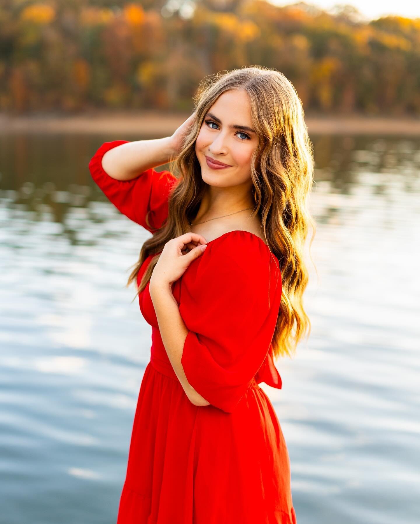 If you&rsquo;re wanting peak fall colors, October is IT. 🍂🍁 I am soo excited for summer but fall is one of my favorite times for photoshoots! 

#rogersphotographer #lakephotography #seniorphotos #seniorphotographer #nwaseniorphotographer #nwasenior