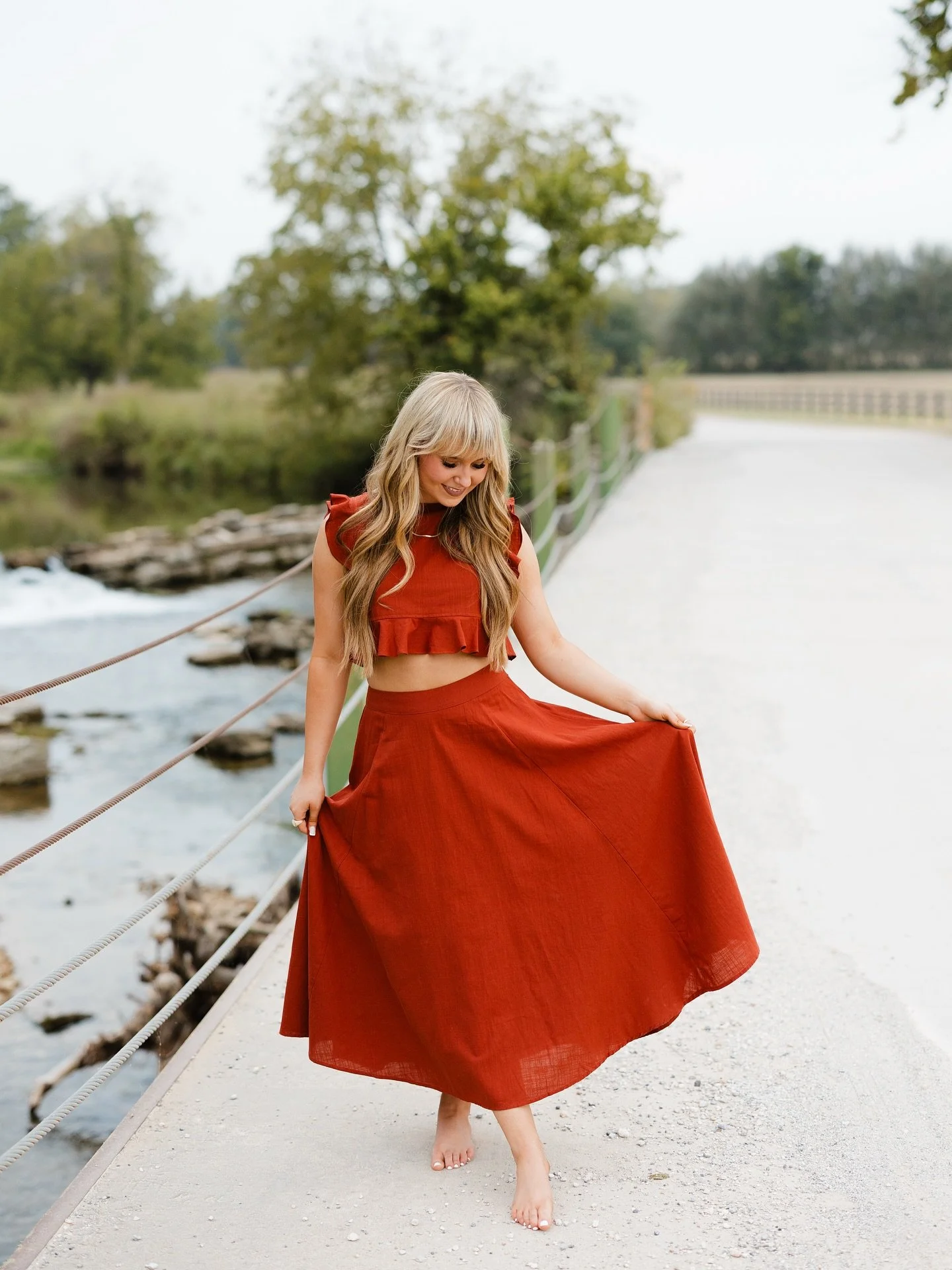 Arkansas back roads&hellip; a win for this location + outfit ❤️✨🌾 

#nwaphotographer #fayettevillephotographer #bentonvillephotographer #bentonvilleseniorphotographer #fayettevilleseniorphotographer #nwaseniorphotographer #tulsaseniorphotographer #f