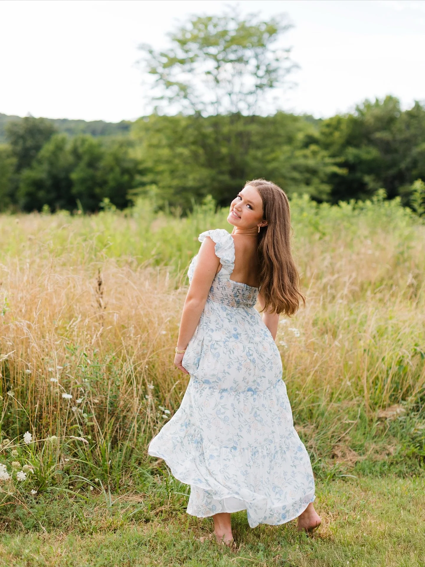 Summer sessions book first every year! If you&rsquo;re a junior &mdash; make sure to book early (January before your senior year) to reserve your preferred date! Stay tuned for 2027 waitlist going live THIS WEEK. 🧚🏻&zwj;♀️🤍🌾 

#nwaphotographer #f