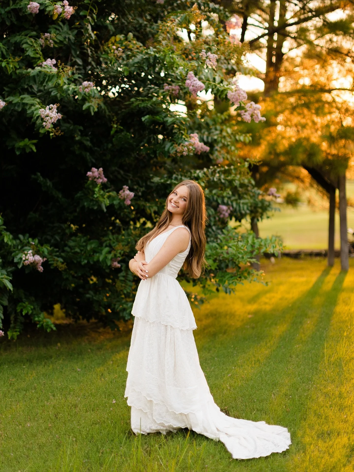 SENIOR SUNDAY &bull; That golden hour glowwww ✨🌅 Always such a good time with the Massey sisters! 

#nwaphotographer #nwaseniorphotographer #bentonvillephotographer #bentonvilleseniorphotographer