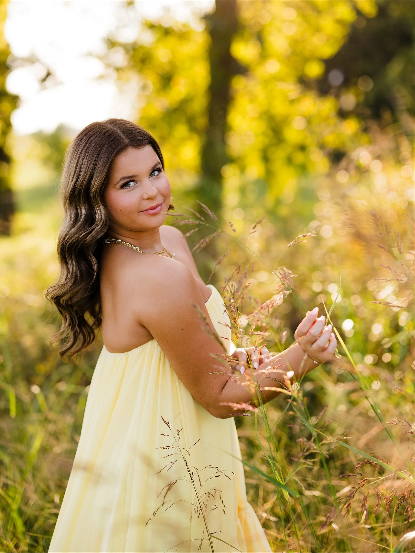 When you happen to find the best field for this dress + senior (just before it was mowed down for the year) ✨👀👏🏻💛 @_emschaefer_ how are you a SENIOR!? 

MU: @ghlambeauty_ 

#nwaphotographer #bentonvillephotographer #fayettevillephotographer #nwas
