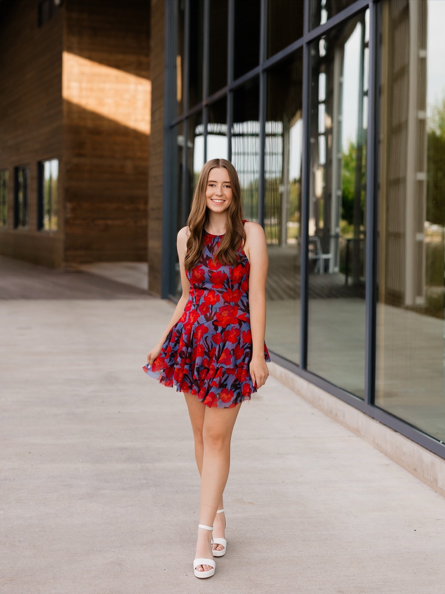 Getting your senior photos done AT your school &gt;&gt;&gt; ESPECIALLY when your school looks like this! 🥹👏🏻🌻⚡️🤸🏻&zwj;♀️ 

#nwaphotographer #nwaseniorphotographer #bentonvilleseniorphotographer #bentonvillephotographer #fayettevilleseniorphotog