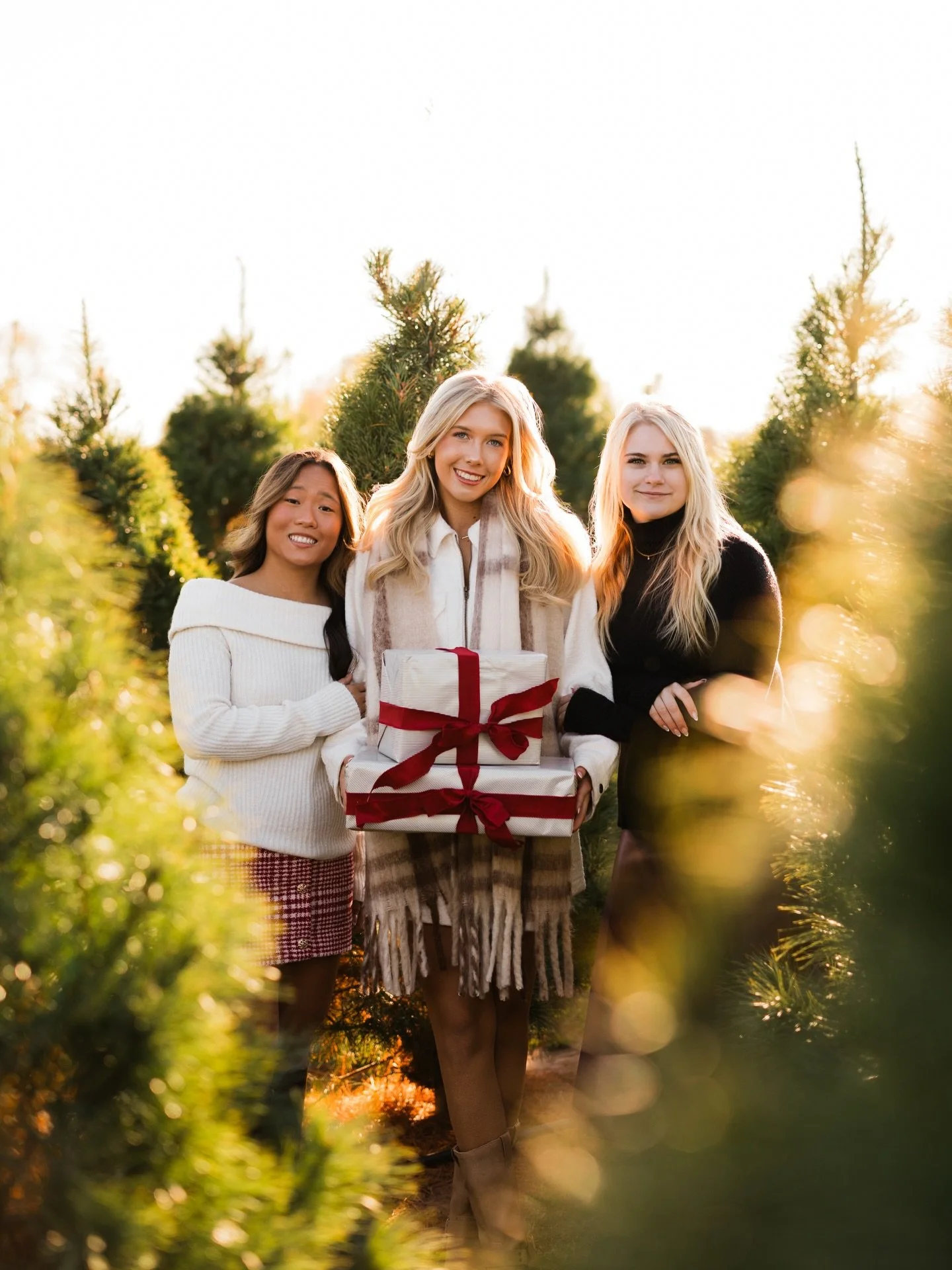 When the sun comes out for my afternoon tree farm group! ☀️🎄 Love these Shiloh seniors! 

#christmasseniorshoot #christmassenior #seniorchristmasphotoshoot NWA Senior Photographer. Springdale Senior Photographer. Fayetteville Photographer.