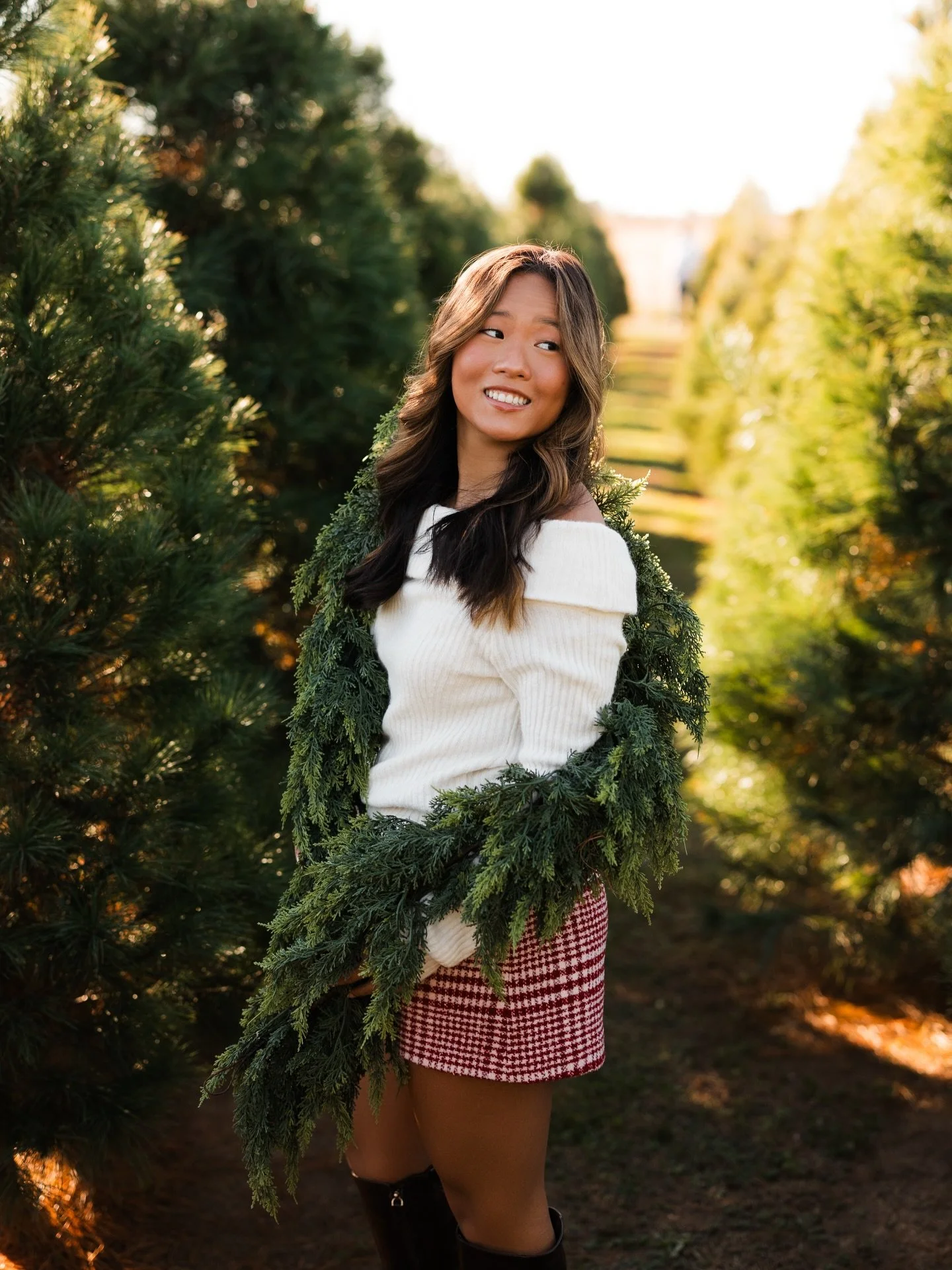I already can&rsquo;t wait for Christmas group sessions with my 2027 seniors next year&hellip; there I said it 👀🎄😍 This was a COLD one but you&rsquo;d never know! 

NWA Senior Photographer. Bentonville Senior Photographer. #christmastreeseniorphot