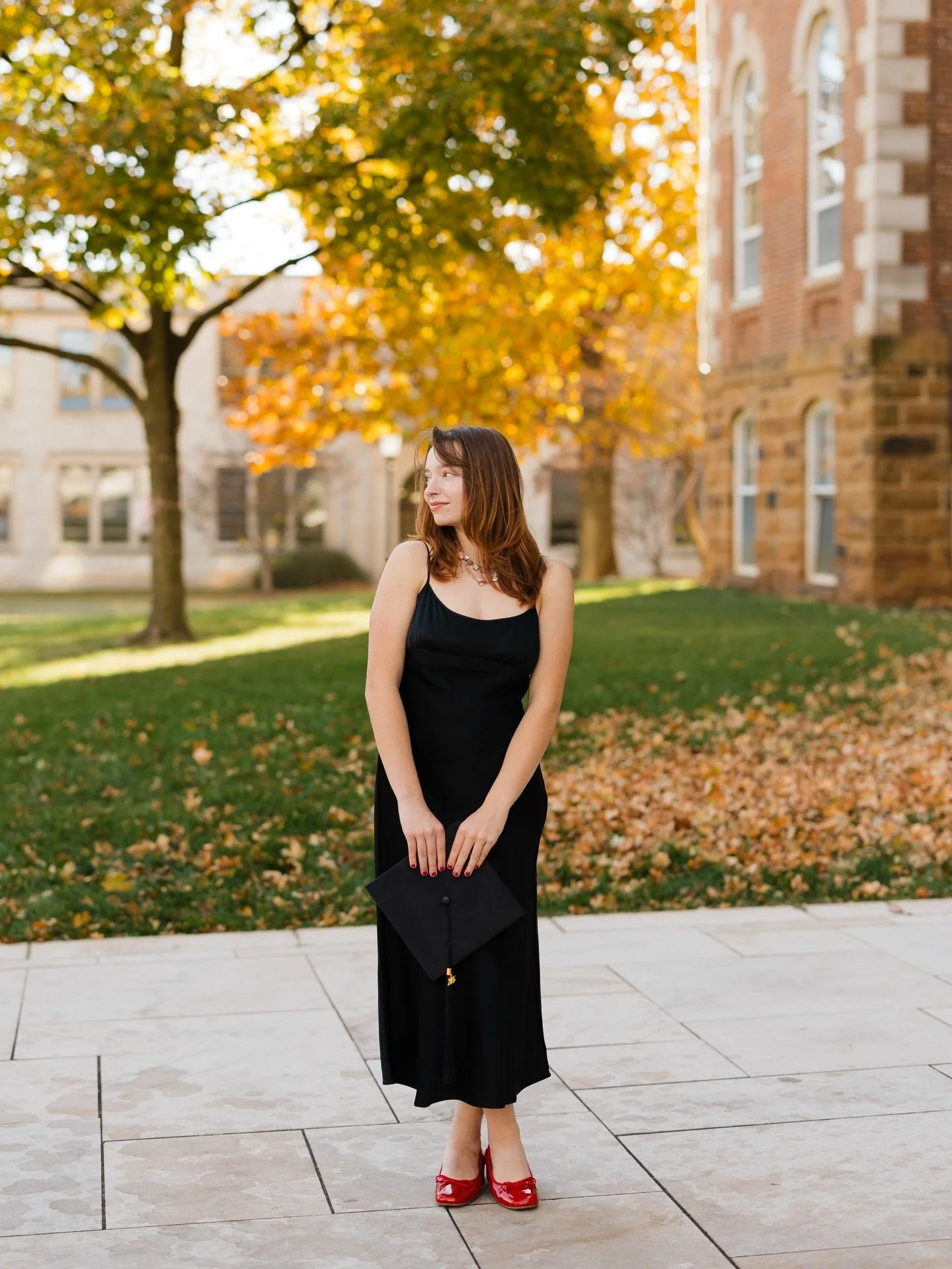 When shooting at The University of Arkansas, there&rsquo;s an 80% chance of wind😅💨 We just roll with it and make pretty photos regardless.  Promise. ❤️&zwj;🔥

Fayetteville senior photographer at the university of Arkansas, old main lawn, graduatio