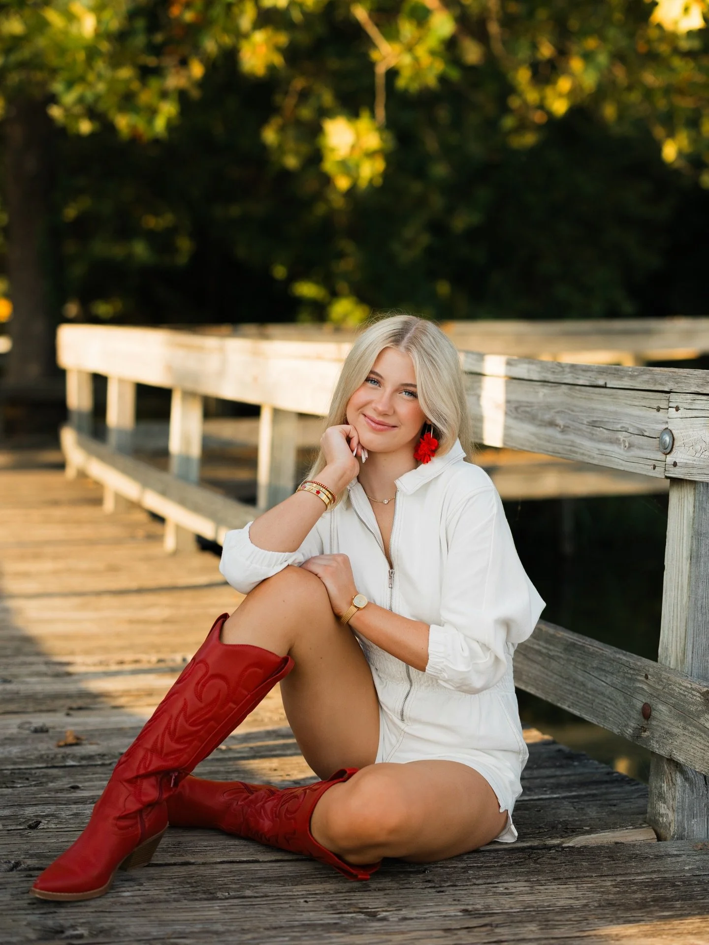 Red cowboy boots + white jumpsuit + sunset on the lake&hellip; chefs kiss. Well done, @ivylane0 ❤️&zwj;🔥🫶🏼

#arkansasphotographer 
#fayettevilleseniorphotographer 
#fhssenior #fayettevillephotographer 
NWA senior photos
Lake senior photos 
Bentonv