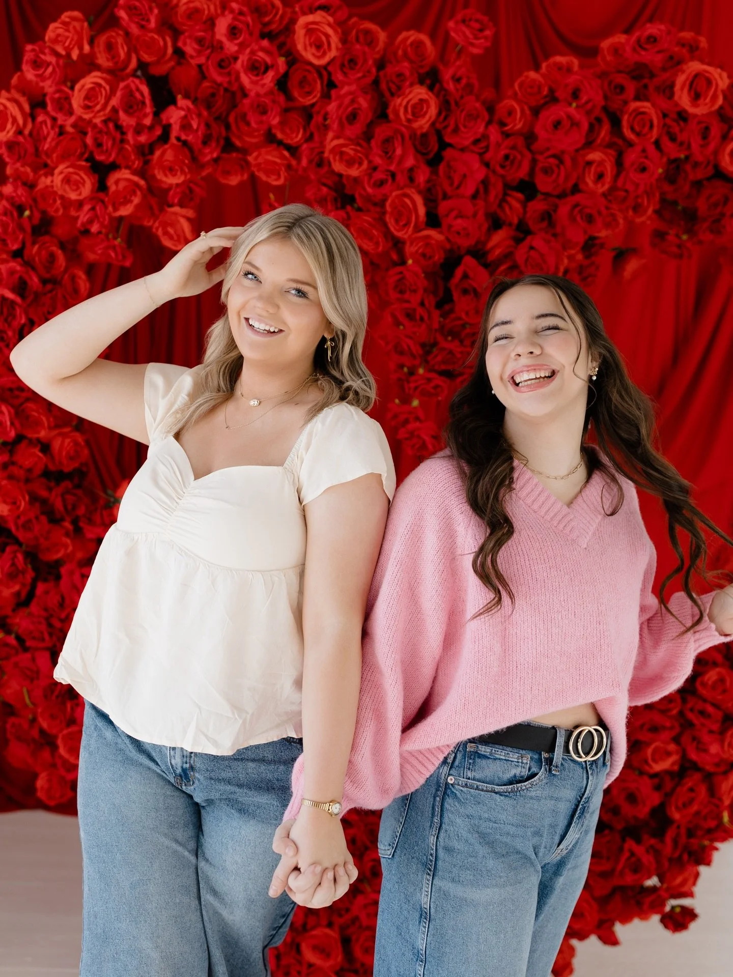 Bring your bestie to your photoshoot &amp; you&rsquo;ll have a ton of laughs! Guaranteed. 💕👏🏻🌹🪩

Studio: @purehousenwa 

#nwaseniorphotographer #bentonvilleseniorphotographer Fayetteville Senior Photographer, Bentonville Photographer, NWA Photog