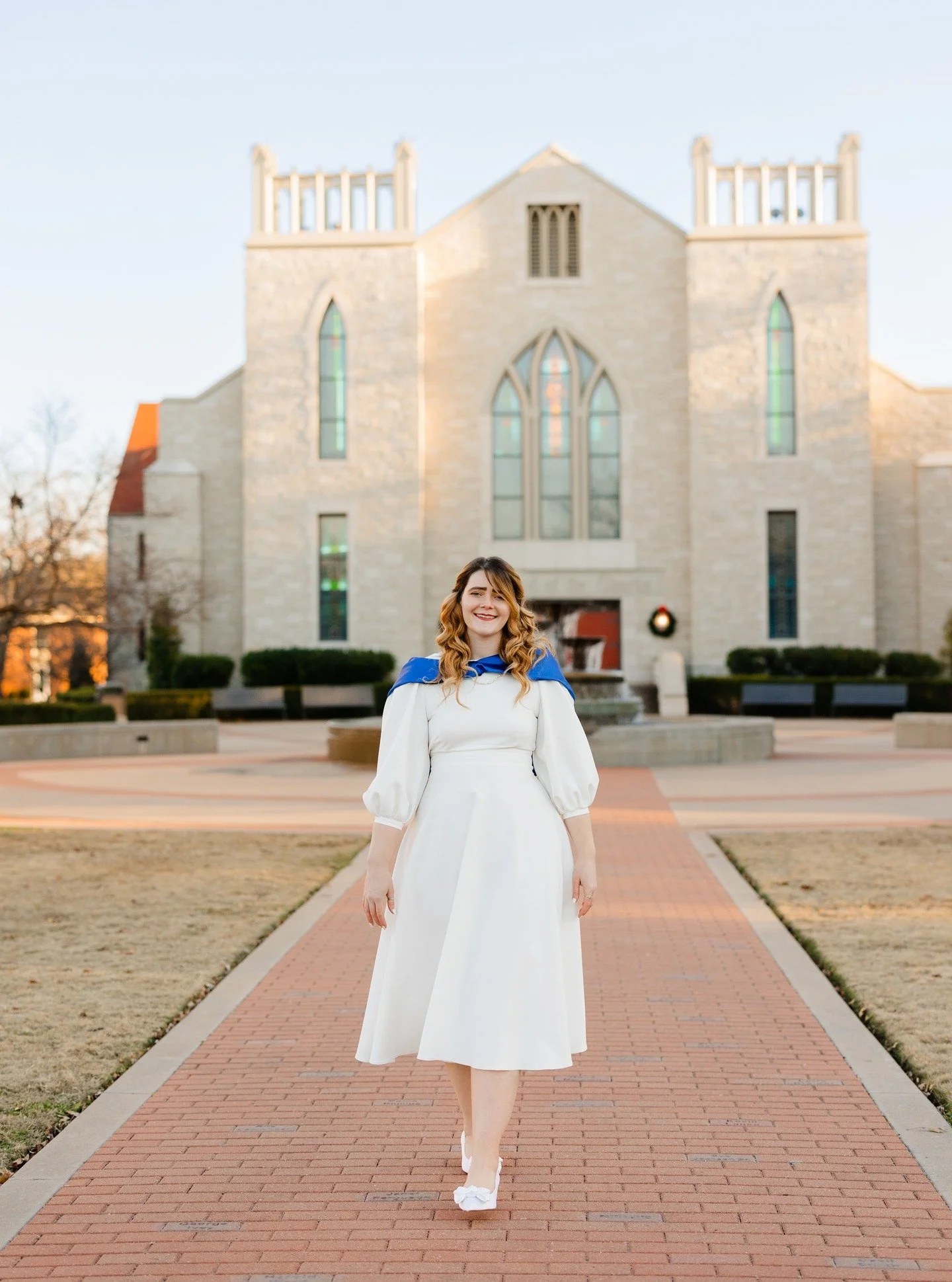 I love coming back to my alma mater, @johnbrownuniversity 🎓💙 More JBU seniors, please! 

#nwaseniorphotographer #jbuseniorphotos #siloamspringsseniorphotographer